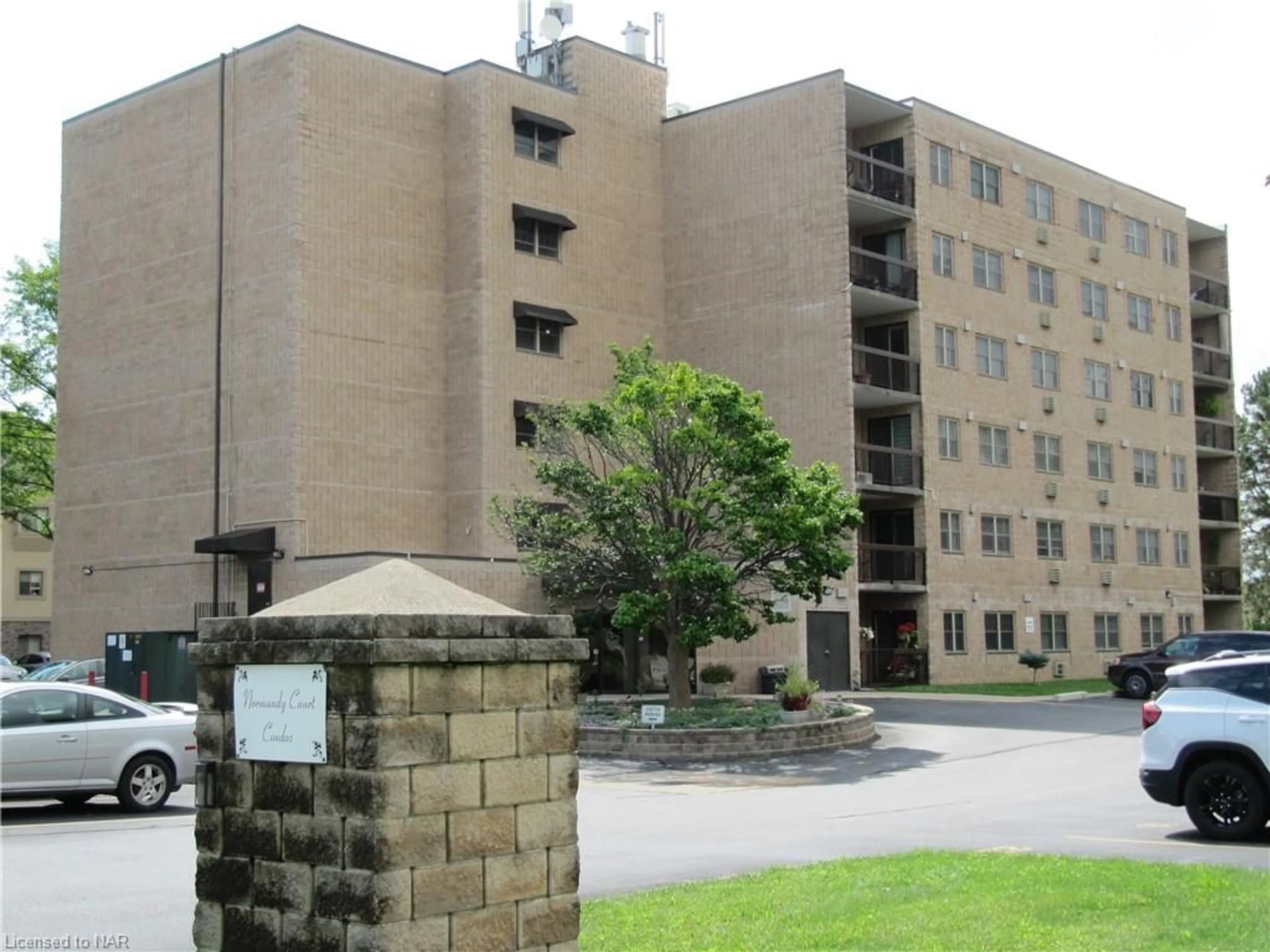 A pic from exterior of the house or condo, the front or back of building for 1905 Normandy St #605, LaSalle Ontario N9H 1P9