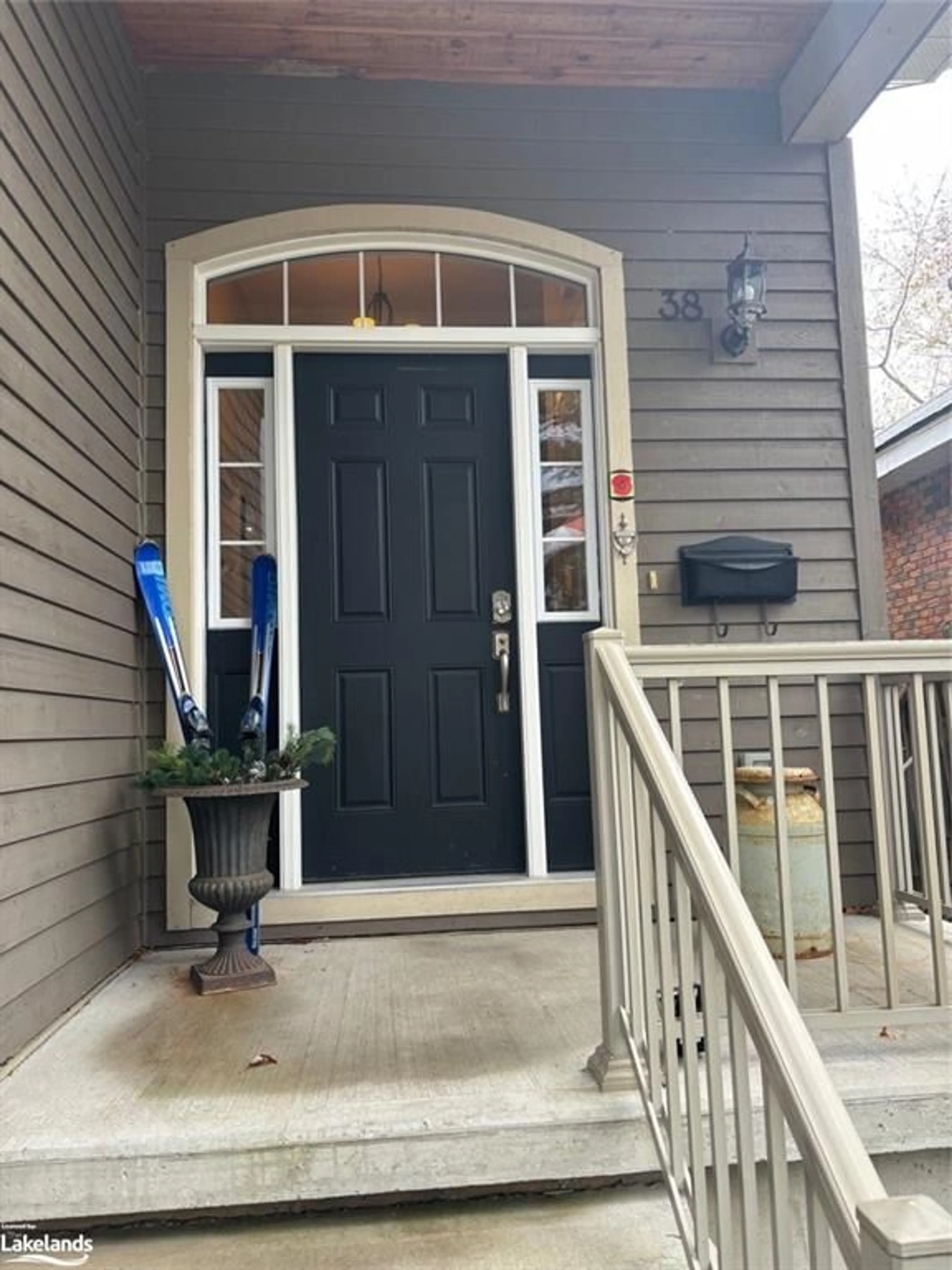 Indoor entryway, wood floors for 38 Rodney St, Collingwood Ontario L9Y 1C1