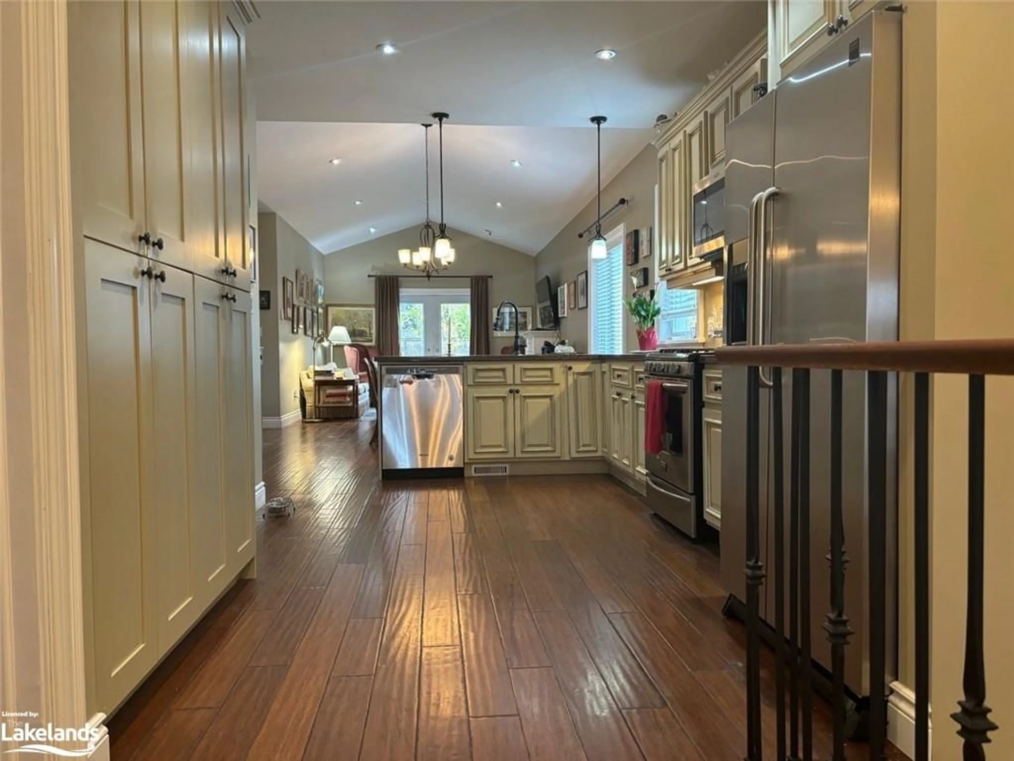 Open concept kitchen for 38 Rodney St, Collingwood Ontario L9Y 1C1