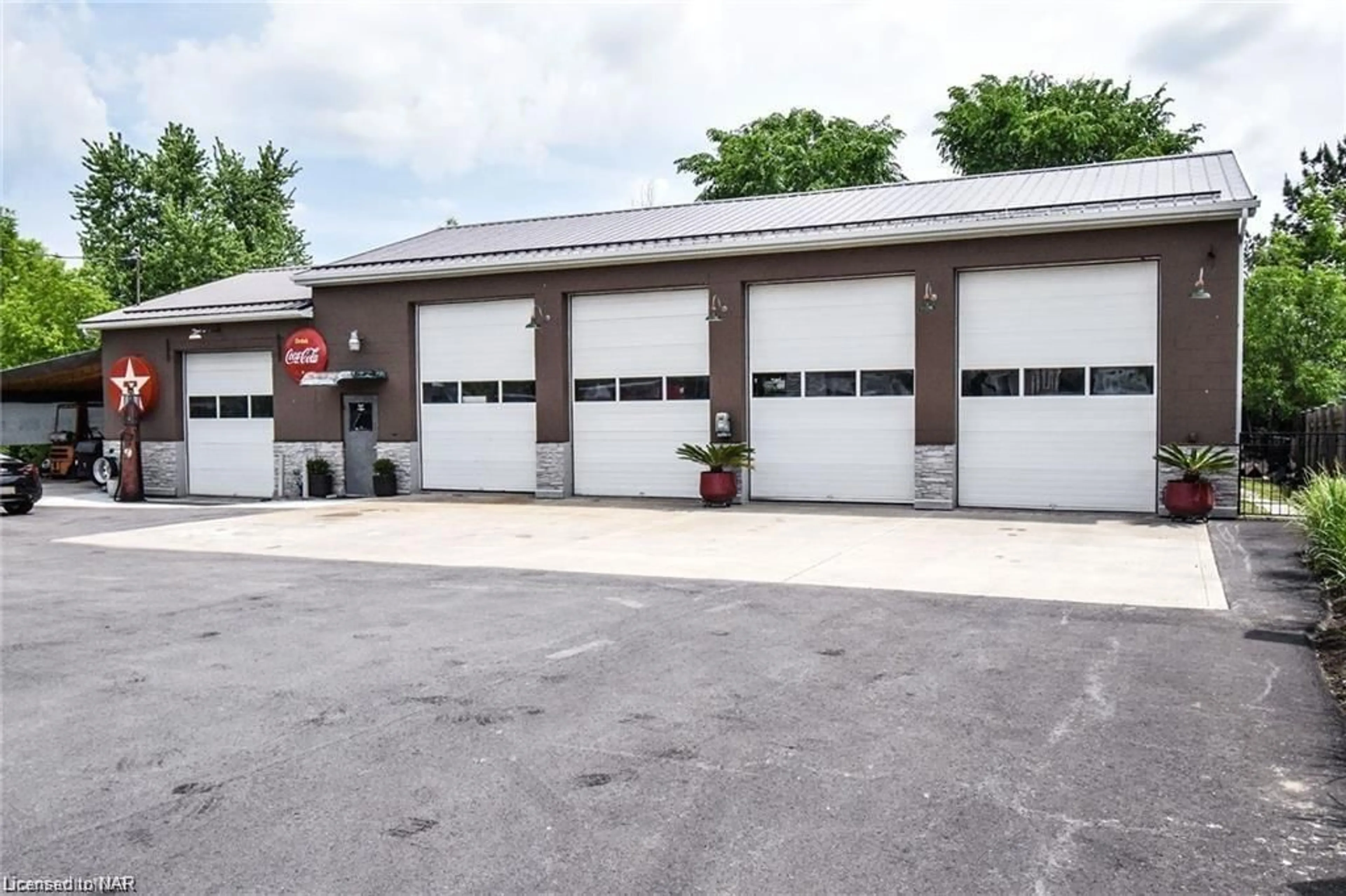 Indoor garage for 271 West St, Smithville Ontario L0R 2A0