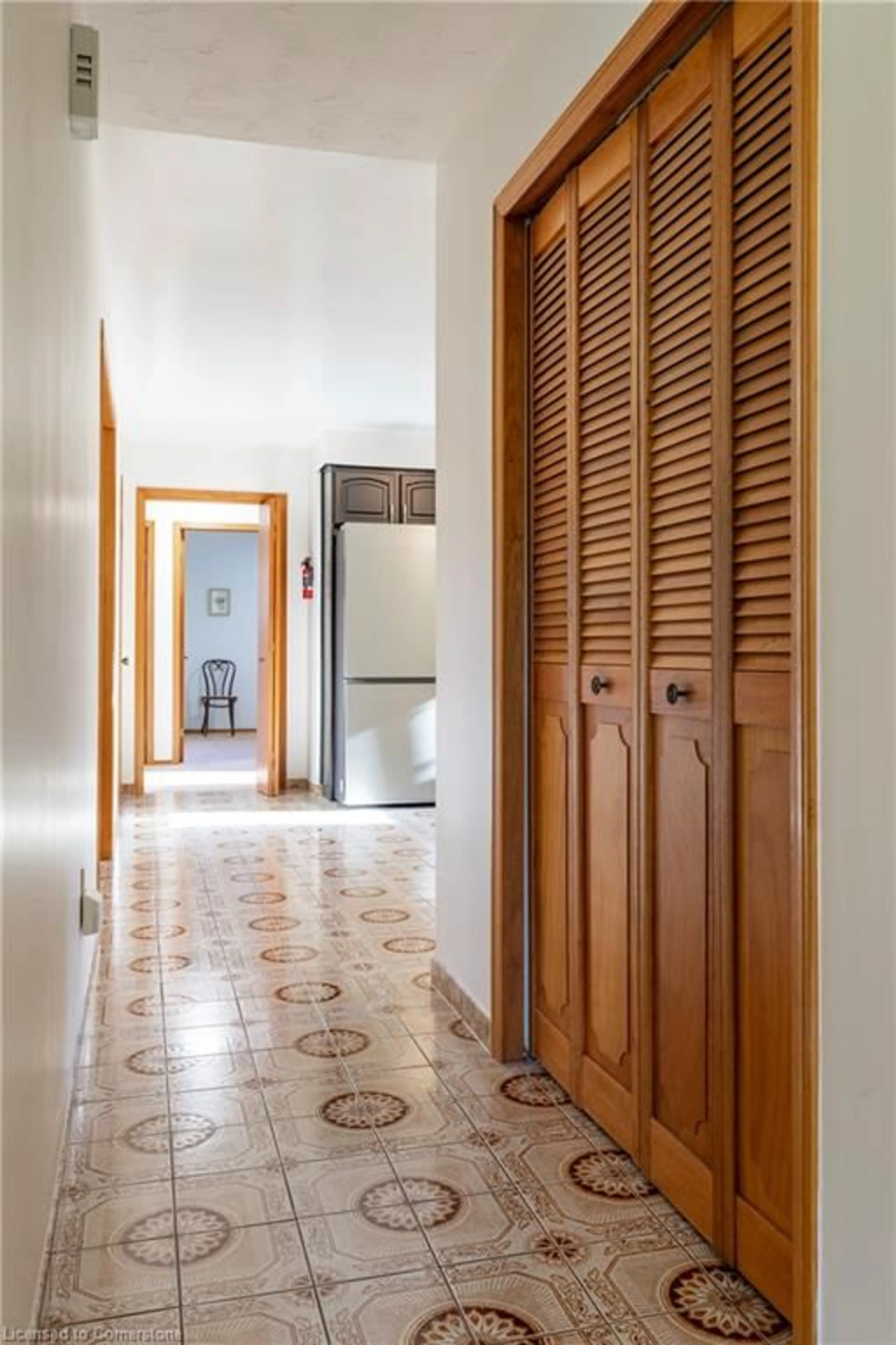 Indoor foyer, wood floors for 608 Stone Church Rd, Hamilton Ontario L9B 1A7