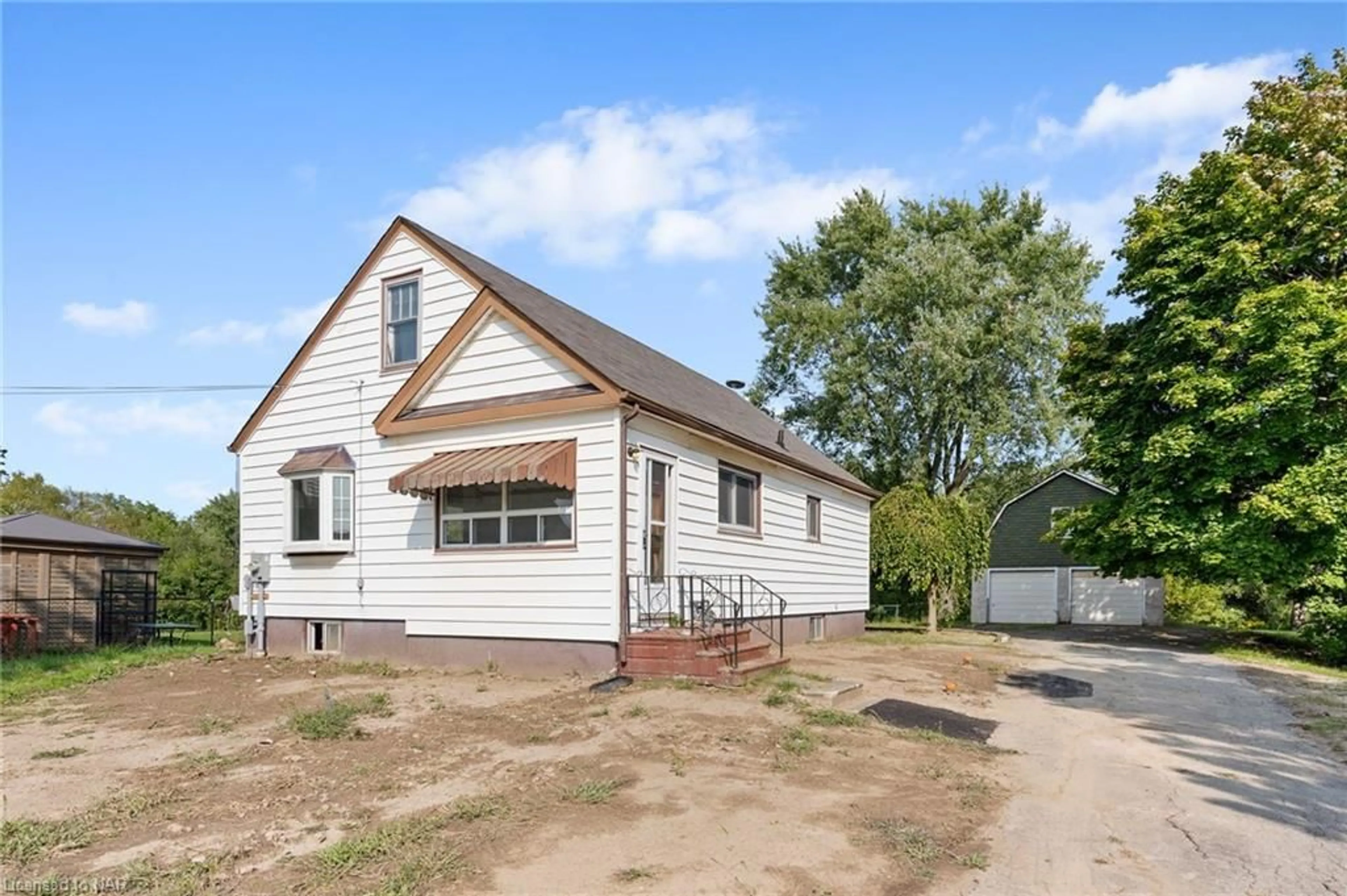 Frontside or backside of a home, cottage for 528 South Pelham Rd, Welland Ontario L3C 3C6