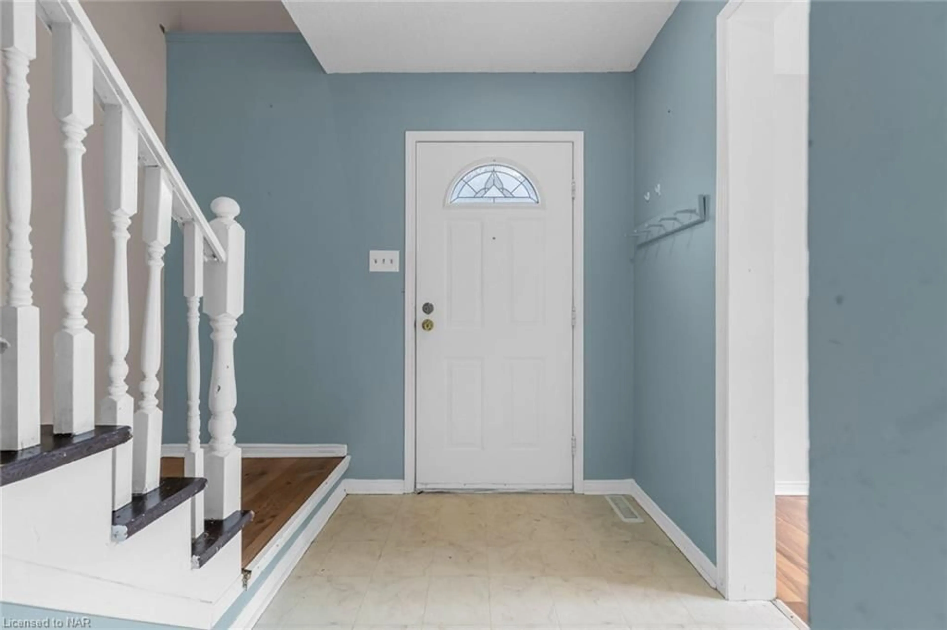 Indoor entryway, wood floors for 67 Summers Dr, Thorold Ontario L2V 5B1