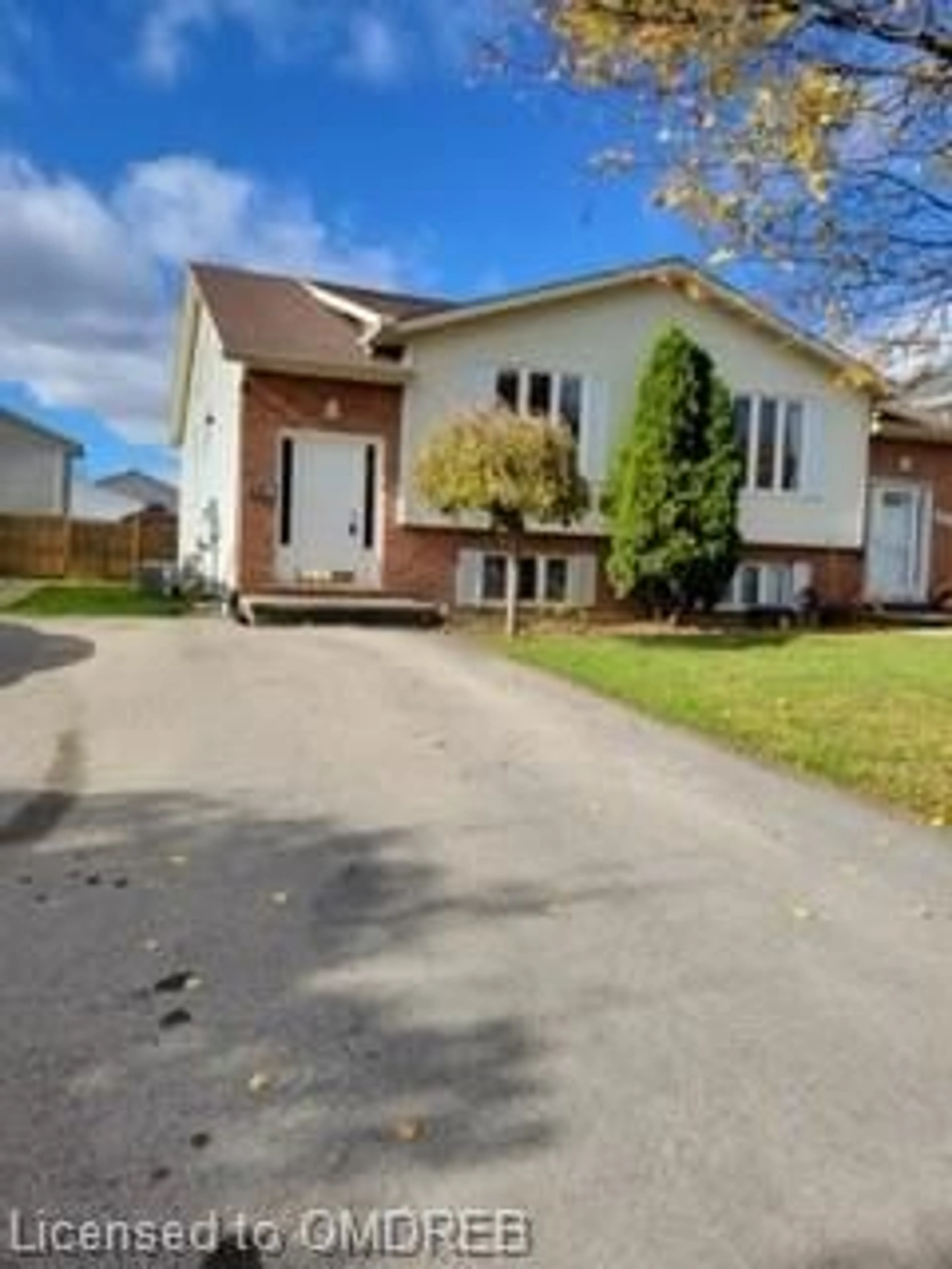 Frontside or backside of a home, the street view for 5716 Deerbrook St, Niagara Falls Ontario L2G 7V6