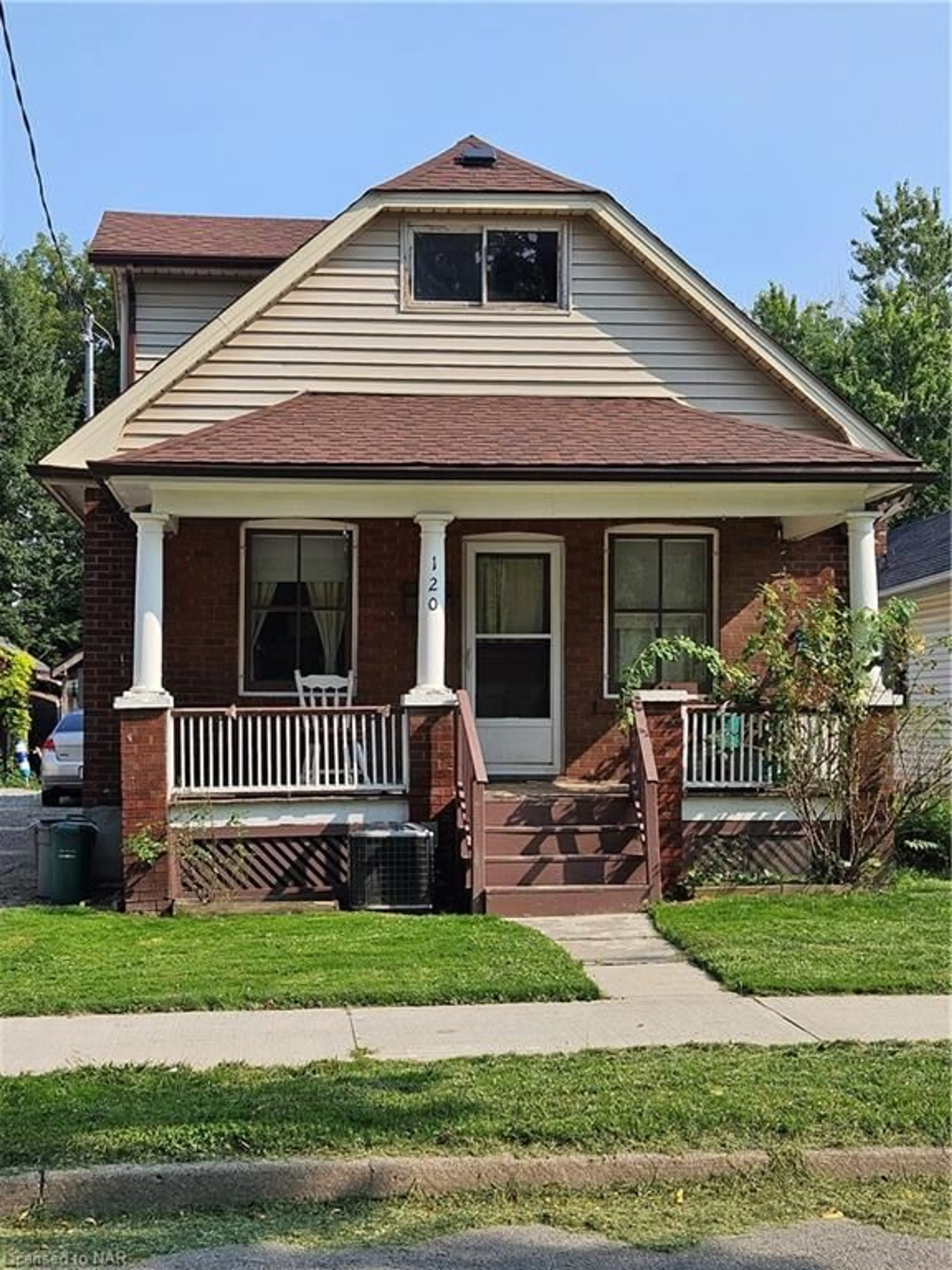 Frontside or backside of a home, cottage for 120 Page St, St. Catharines Ontario L2R 4A9