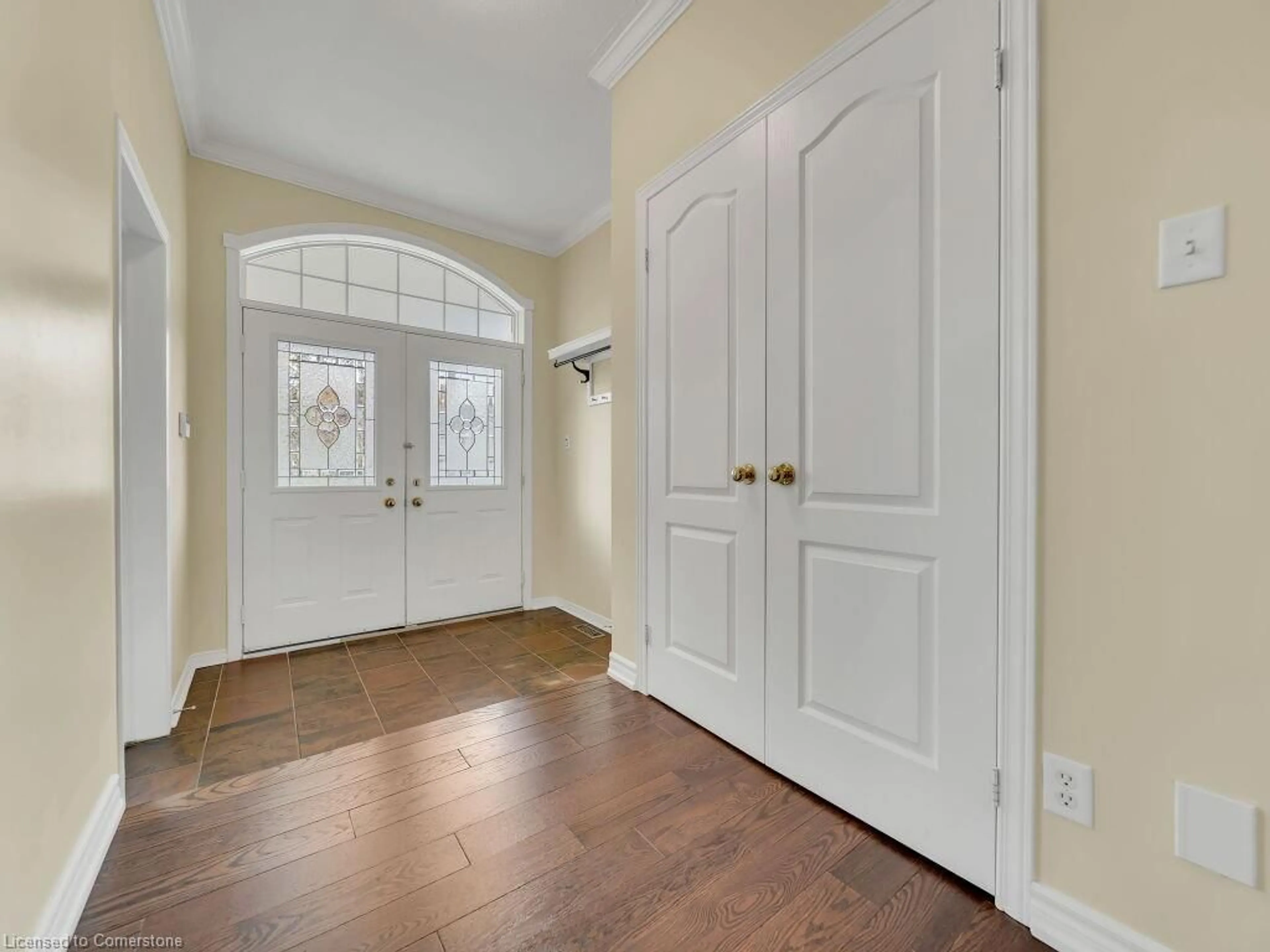 Indoor entryway, wood floors for 182 Doon Mills Dr, Kitchener Ontario N2P 2S1