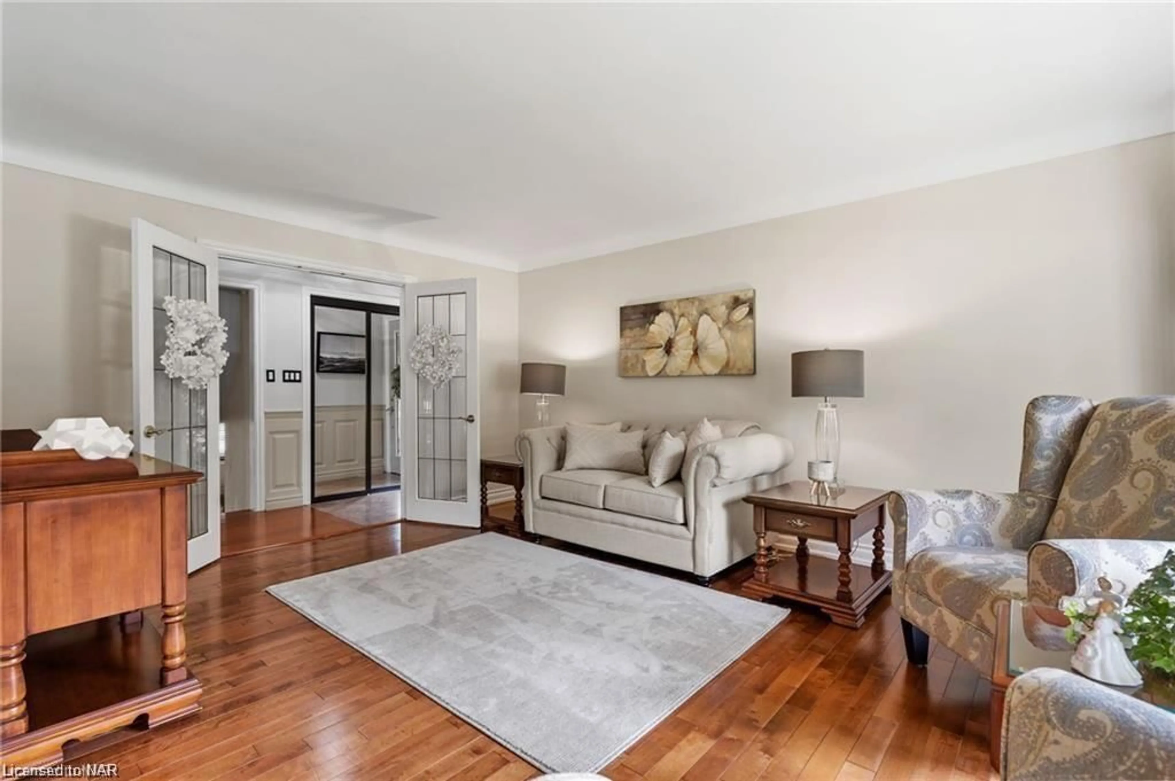 Living room, wood floors for 55 Sherwood Forest Trail, Welland Ontario L3C 5X7