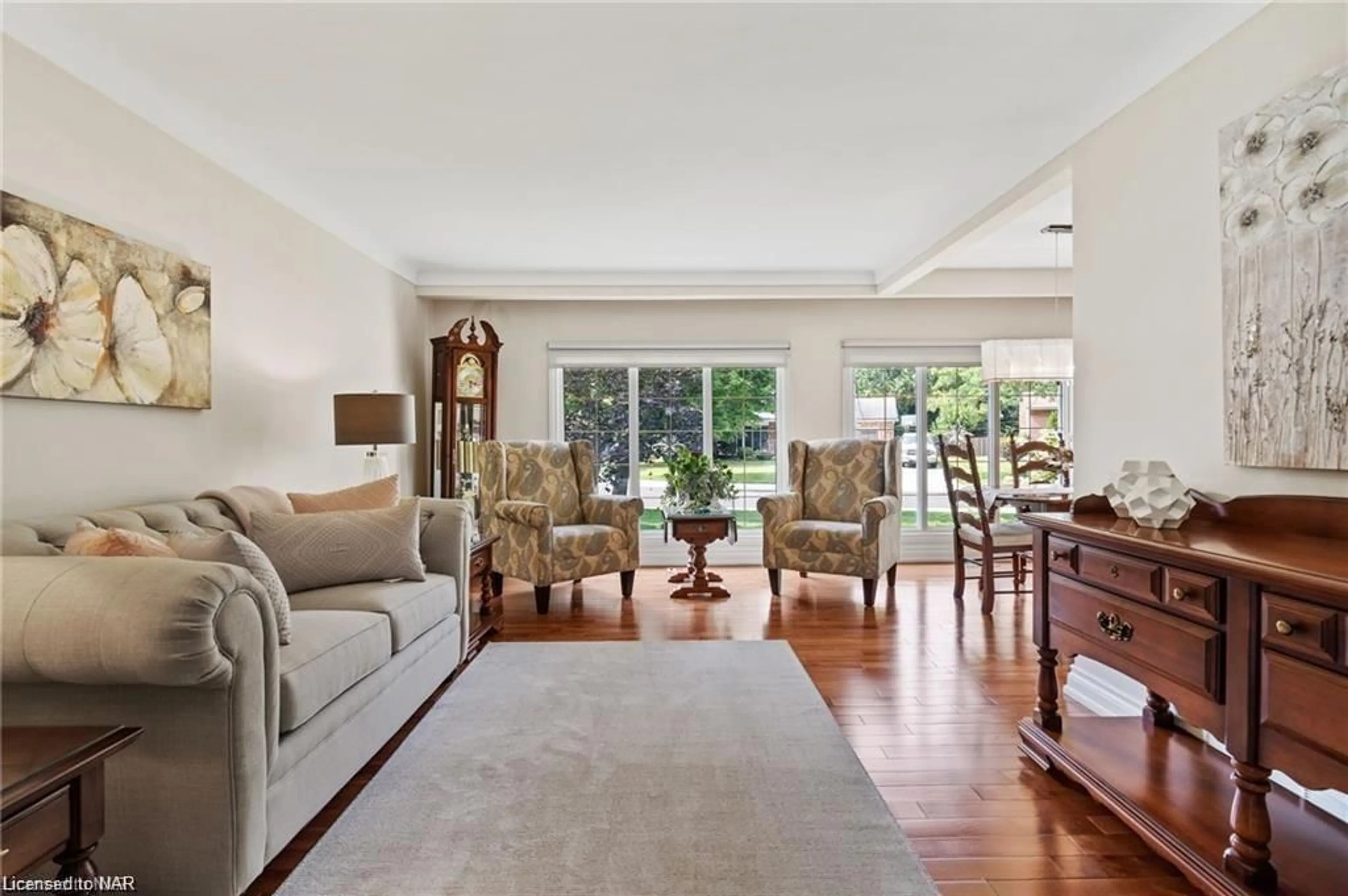 Living room, wood floors for 55 Sherwood Forest Trail, Welland Ontario L3C 5X7