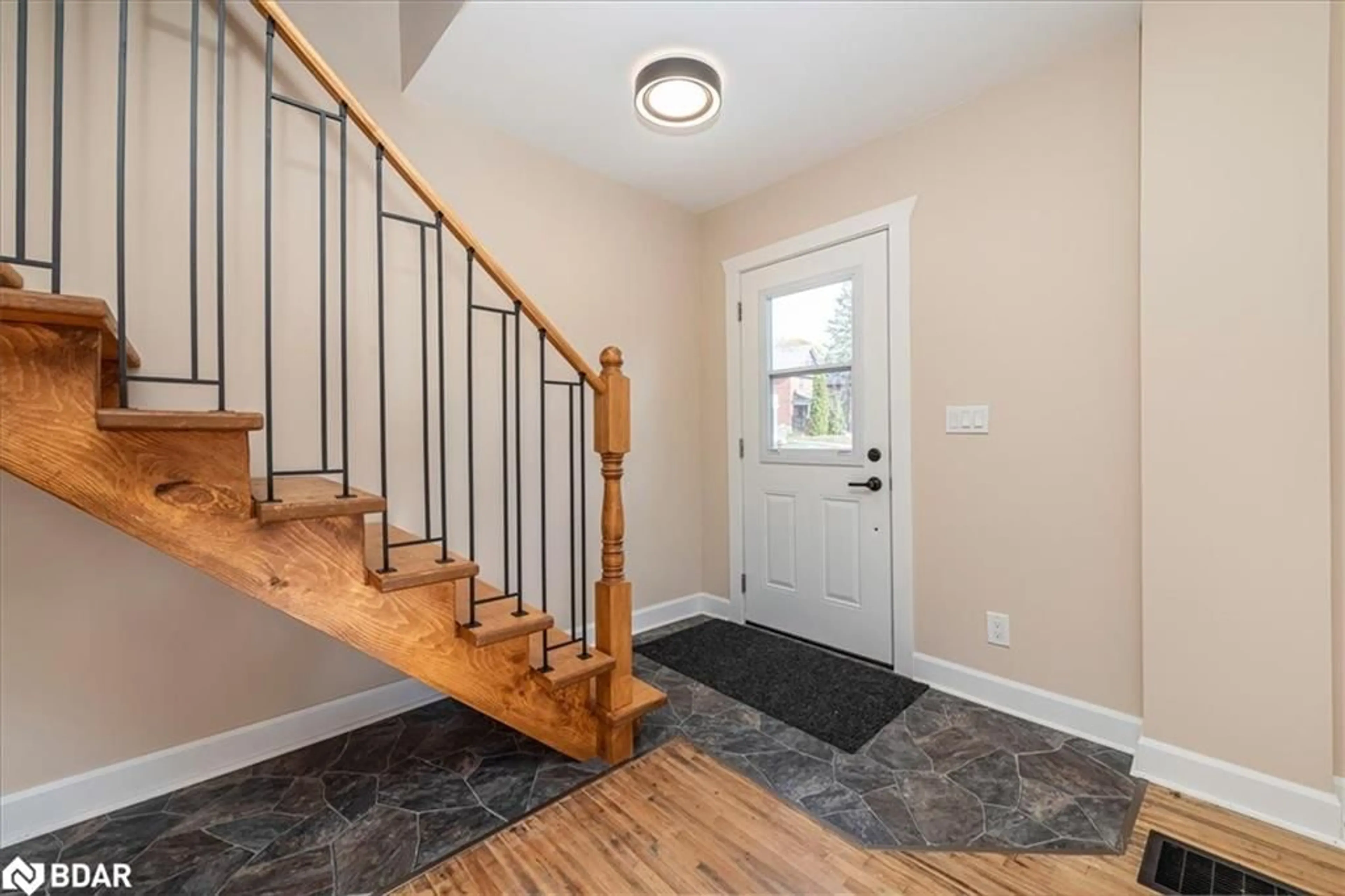 Indoor entryway, wood floors for 89 Douglas St, Orillia Ontario L3V 5Y7