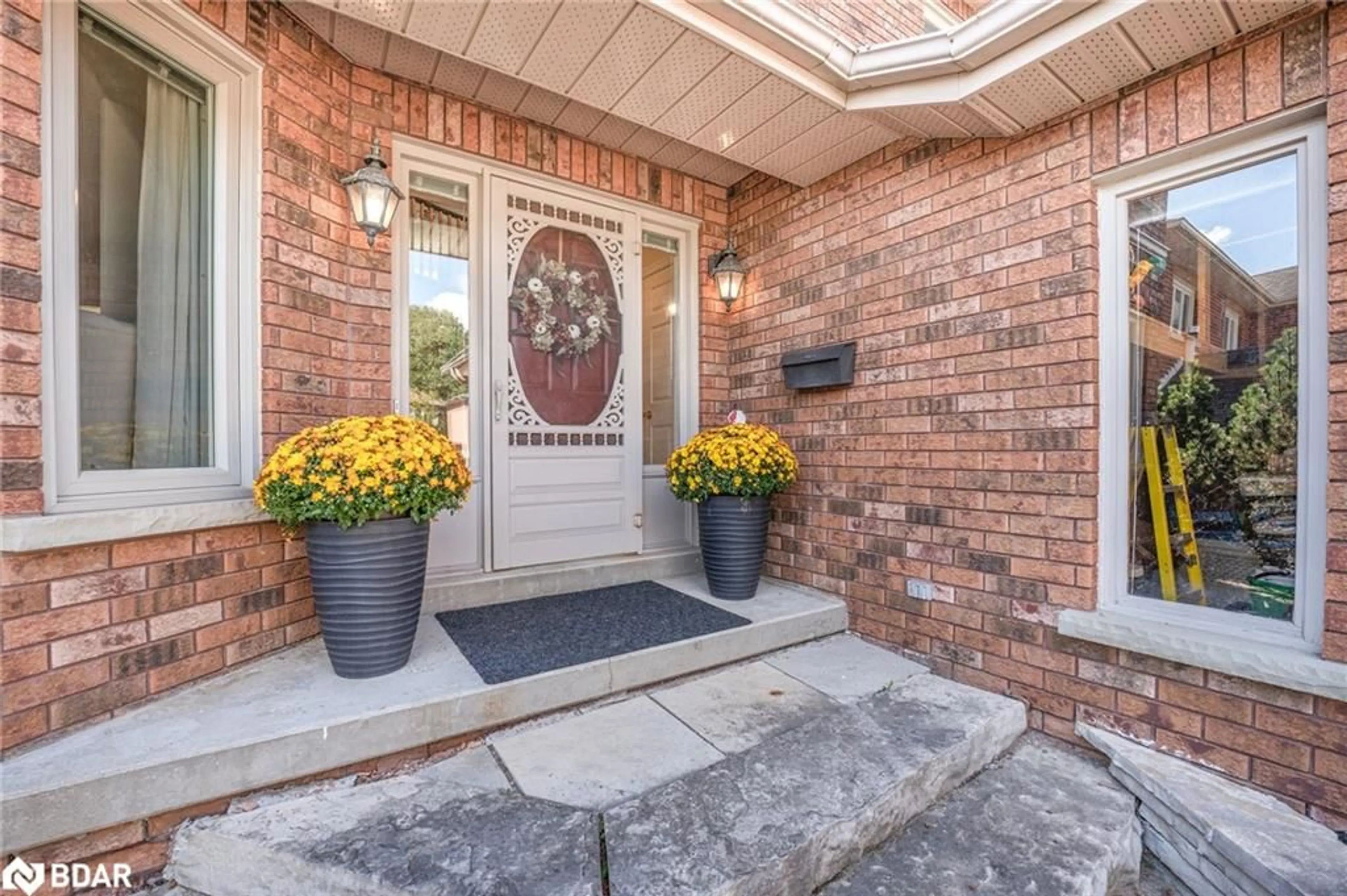 Indoor entryway, wood floors for 22 Thackeray Cres, Barrie Ontario L4N 6J6