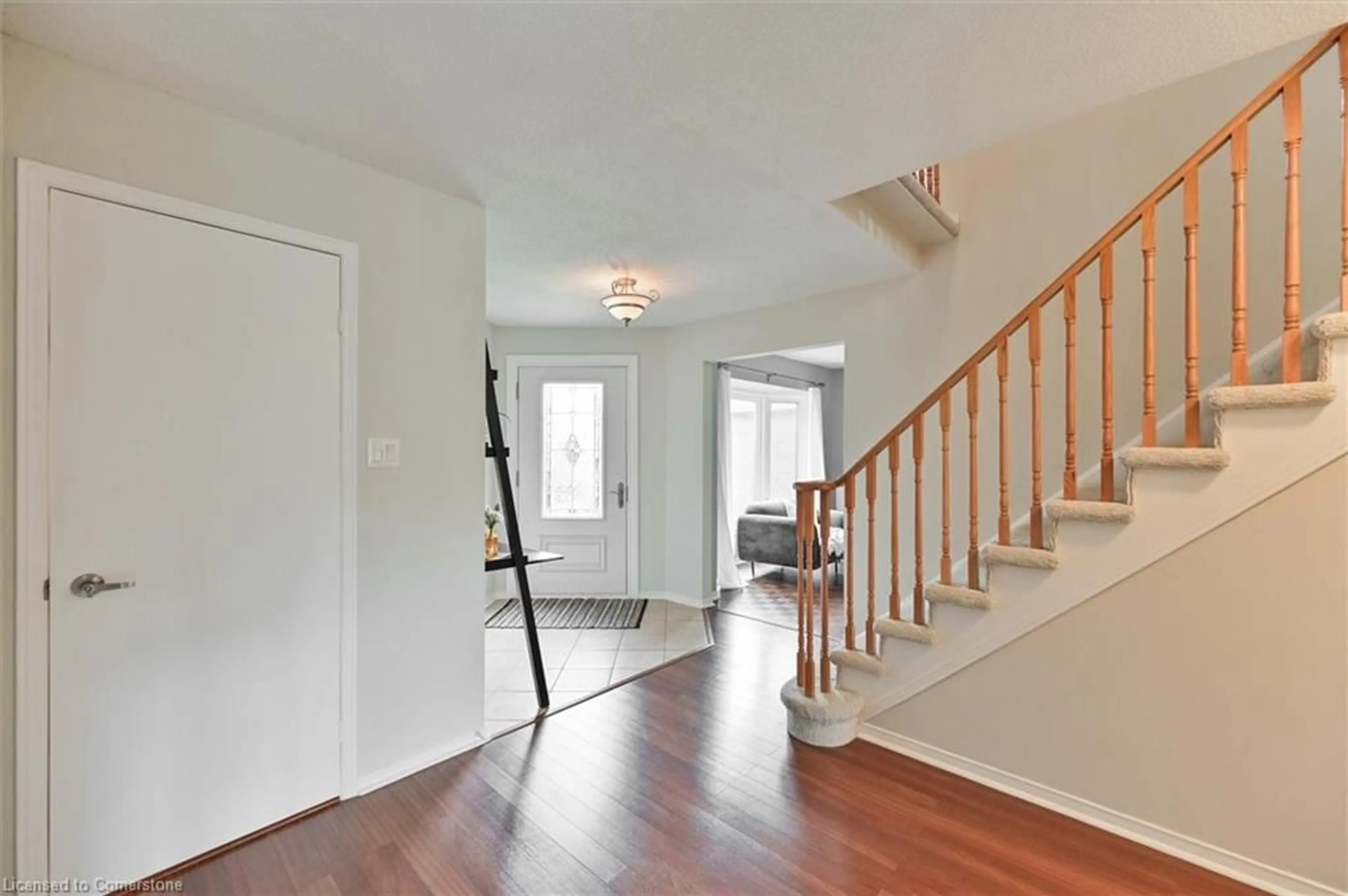 Indoor entryway, wood floors for 4273 Credit Pointe Dr, Mississauga Ontario L5M 3K3