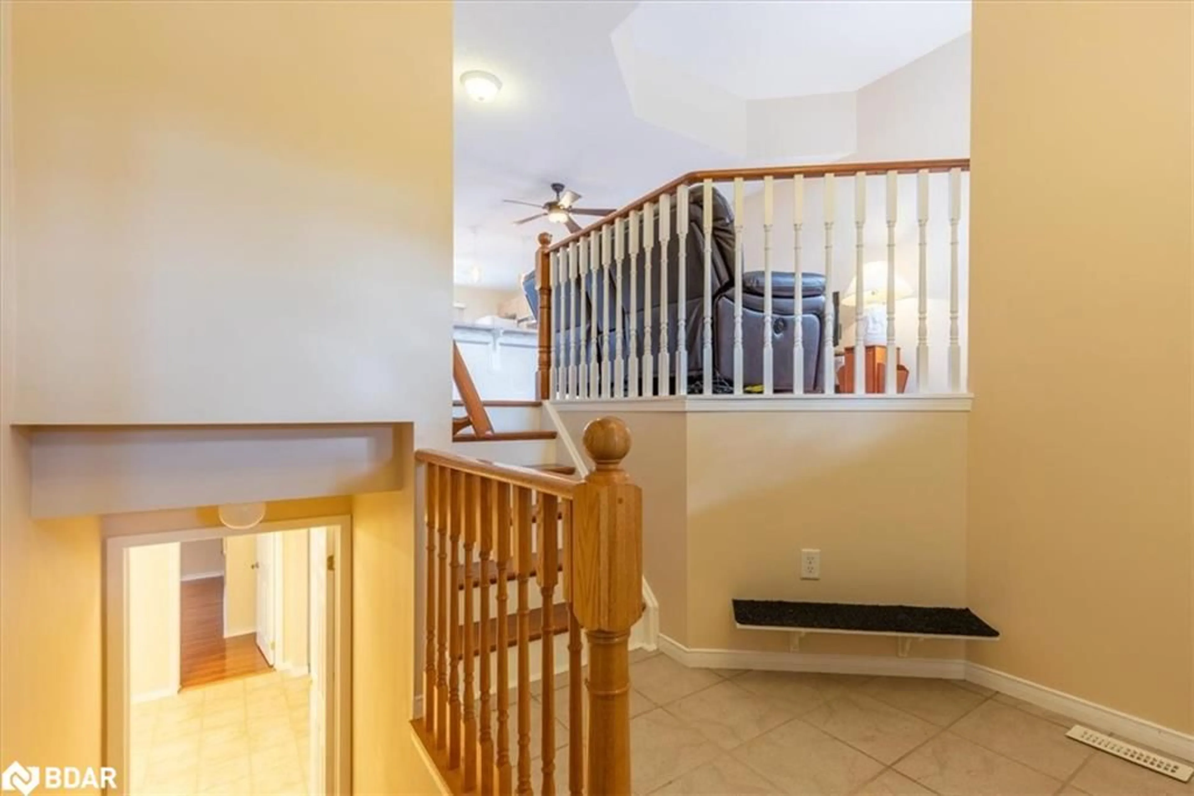 Indoor foyer, wood floors for 4 Hewitt Pl, Barrie Ontario L4M 7B3