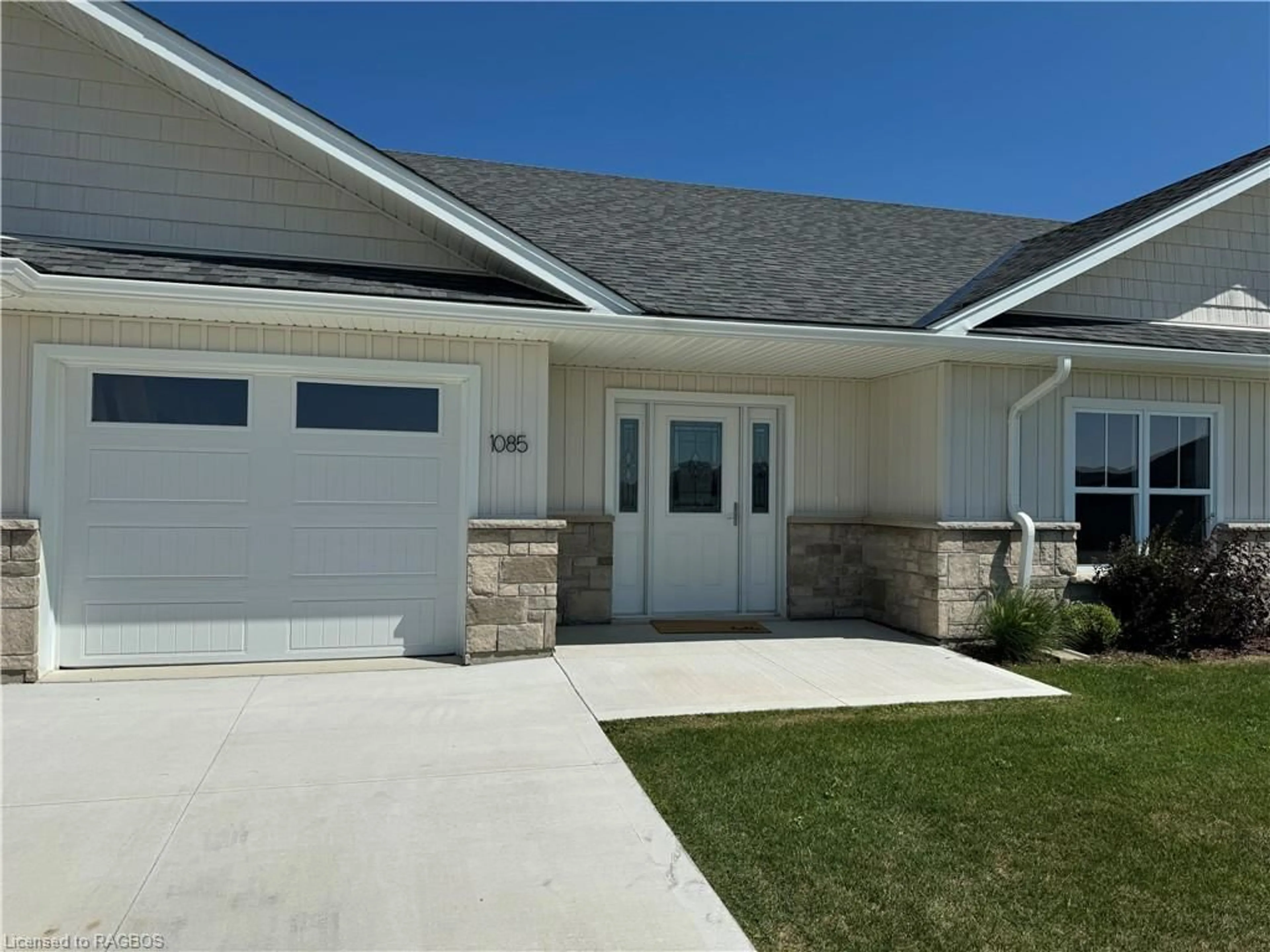 Home with vinyl exterior material for 1085 Waterloo St, Port Elgin Ontario N0H 2C3