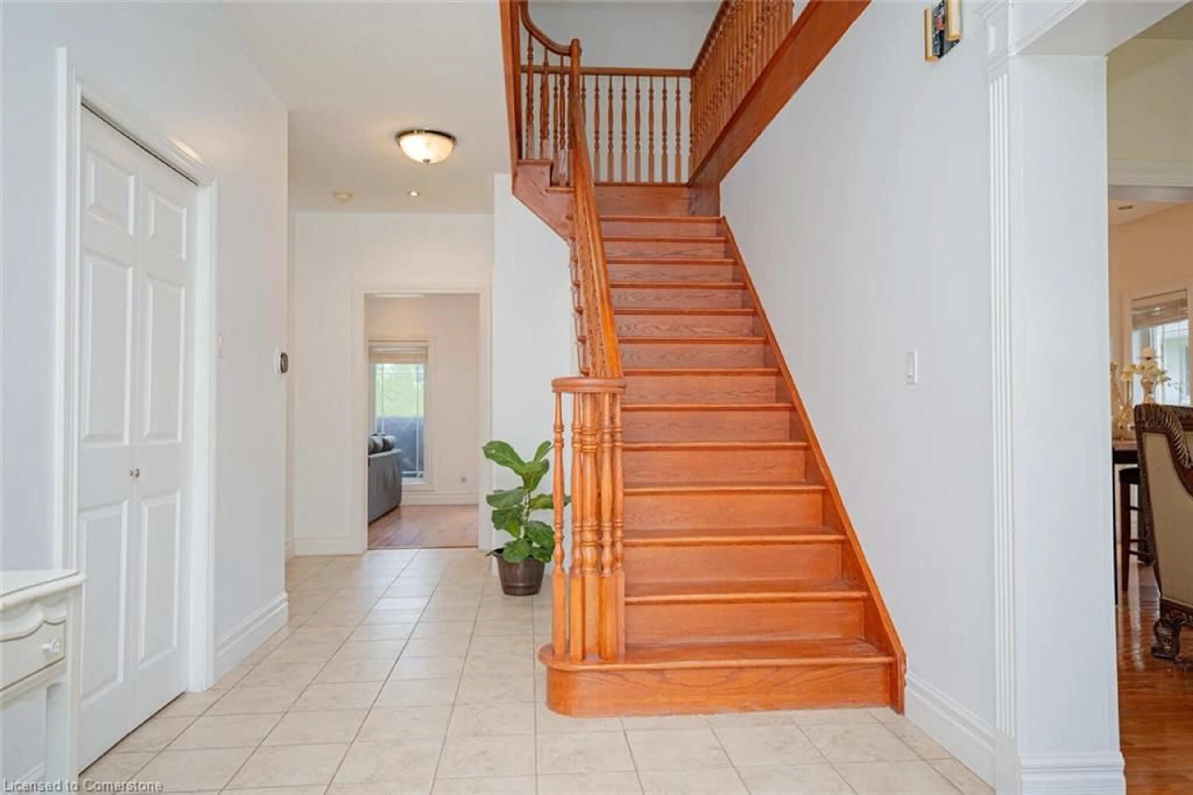 Indoor entryway, wood floors for 656 Geneva St, St. Catharines Ontario L2N 2J8