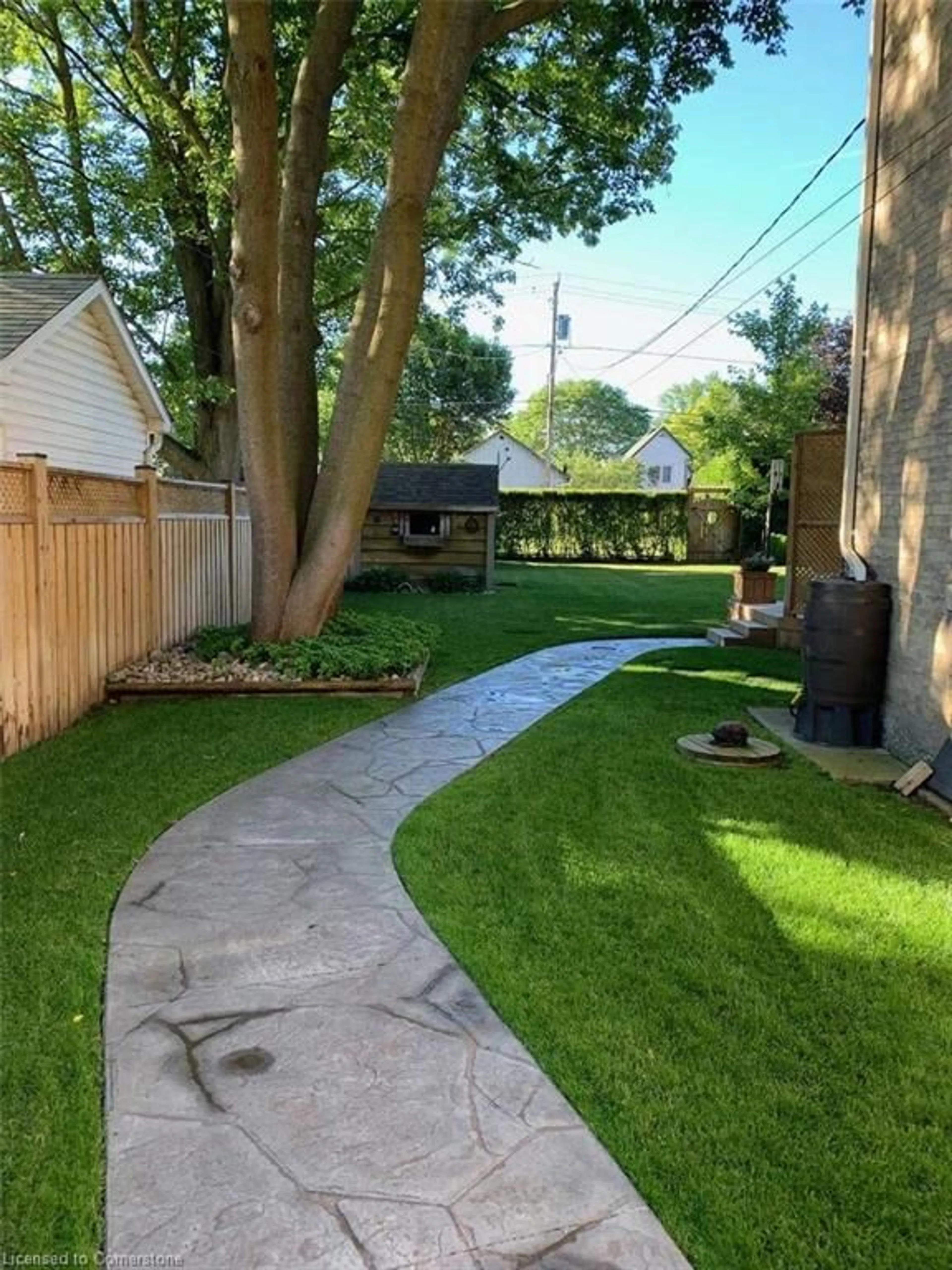 Patio, street for 104 North St, Strathroy Ontario N7G 1Z5