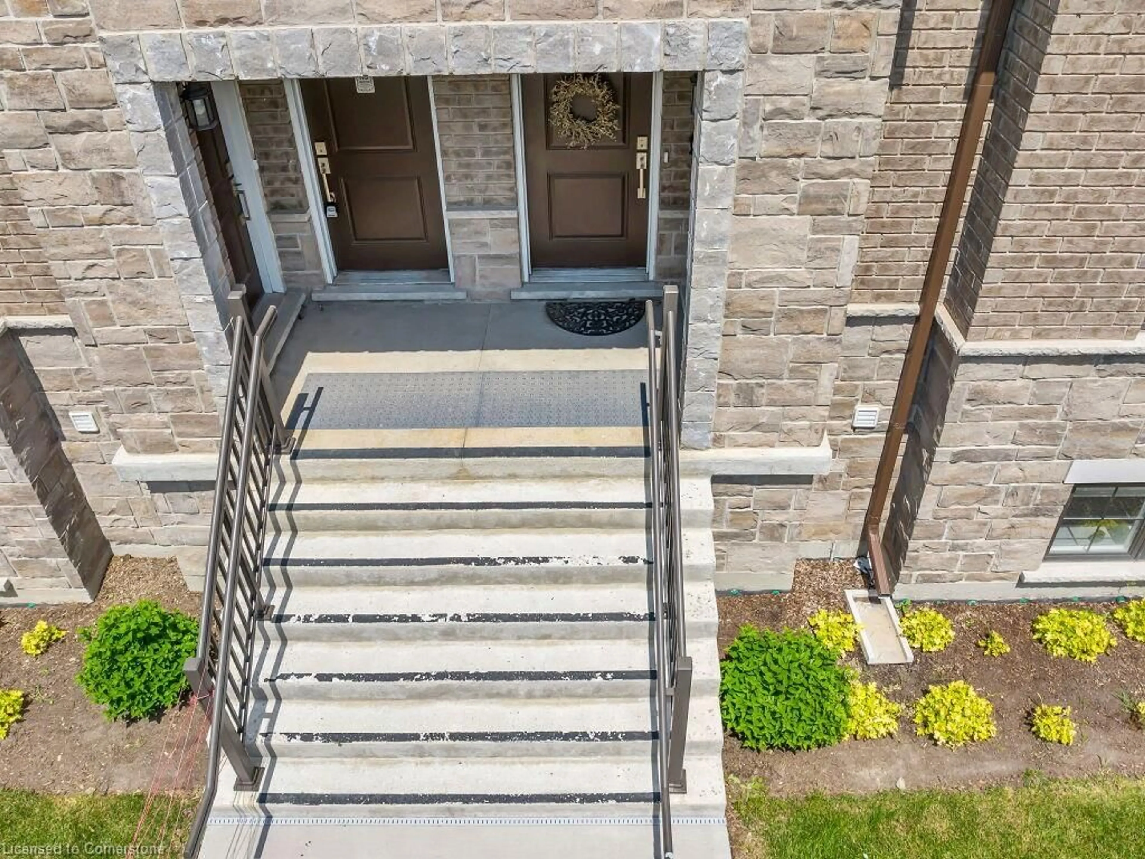 Indoor foyer, cement floor for 445 Ontario St #89, Milton Ontario L9T 9K4