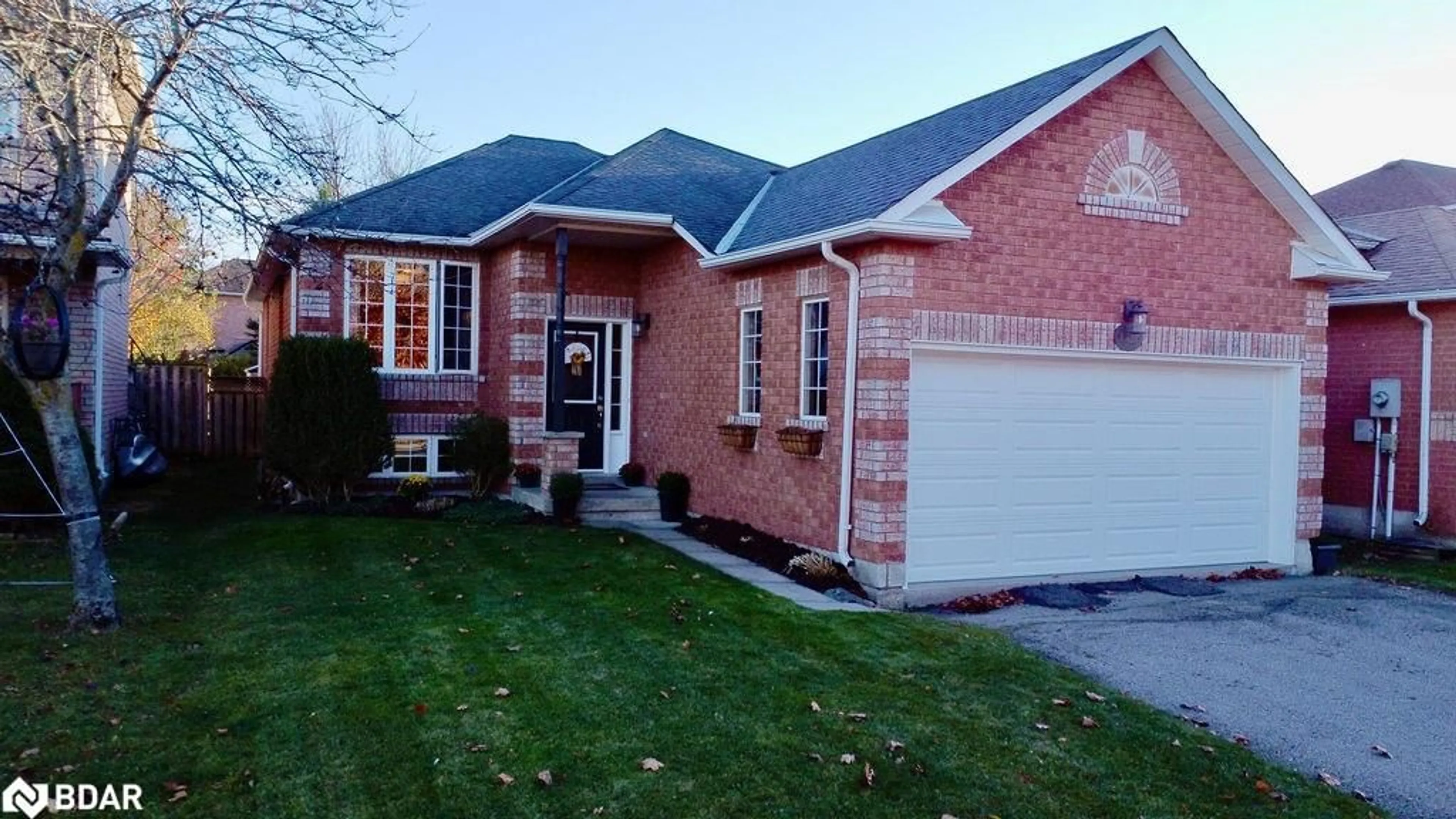 Home with brick exterior material for 1321 Vincent Cres, Innisfil Ontario L9S 1Z8