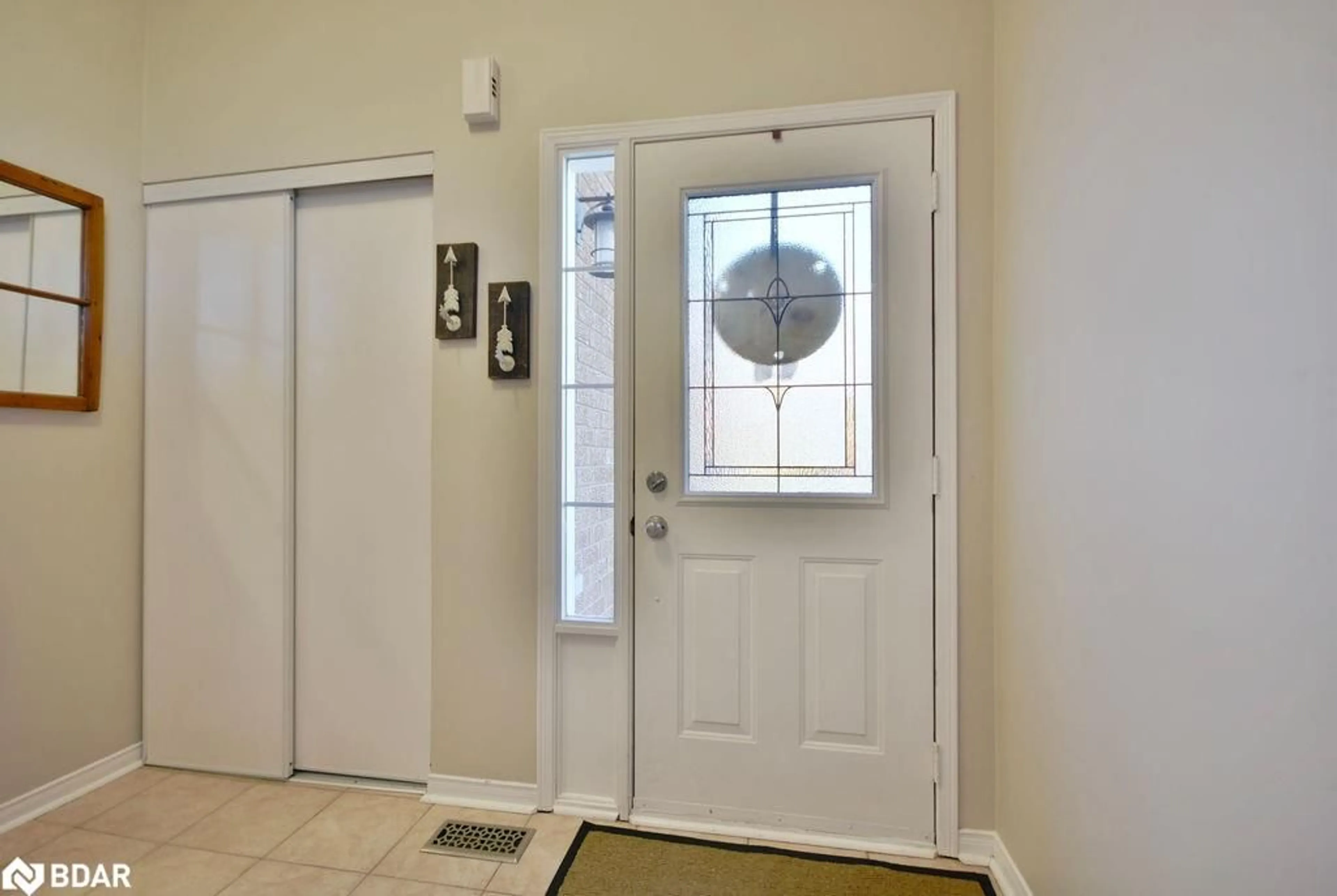 Indoor entryway, wood floors for 1321 Vincent Cres, Innisfil Ontario L9S 1Z8