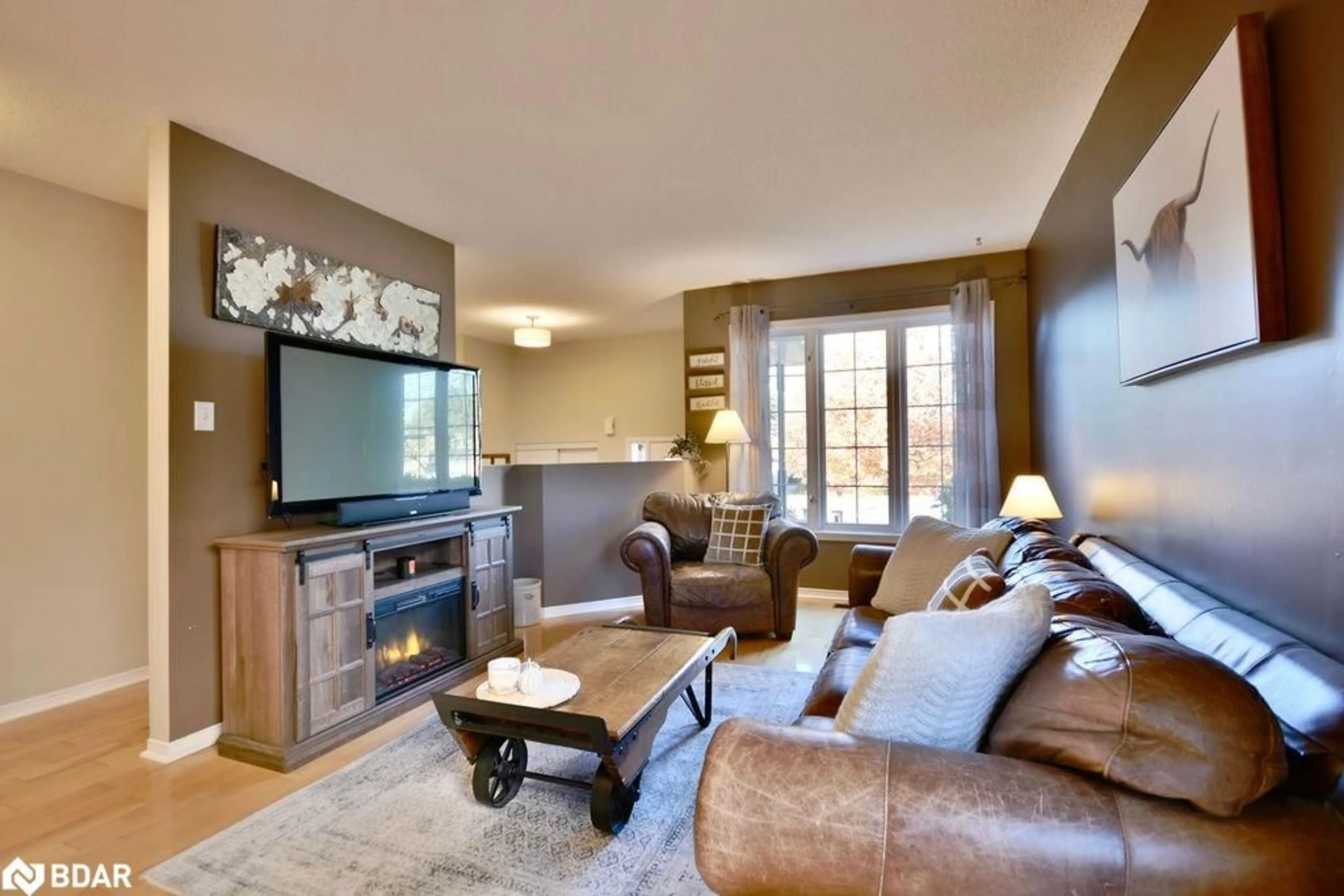 Living room, wood floors for 1321 Vincent Cres, Innisfil Ontario L9S 1Z8