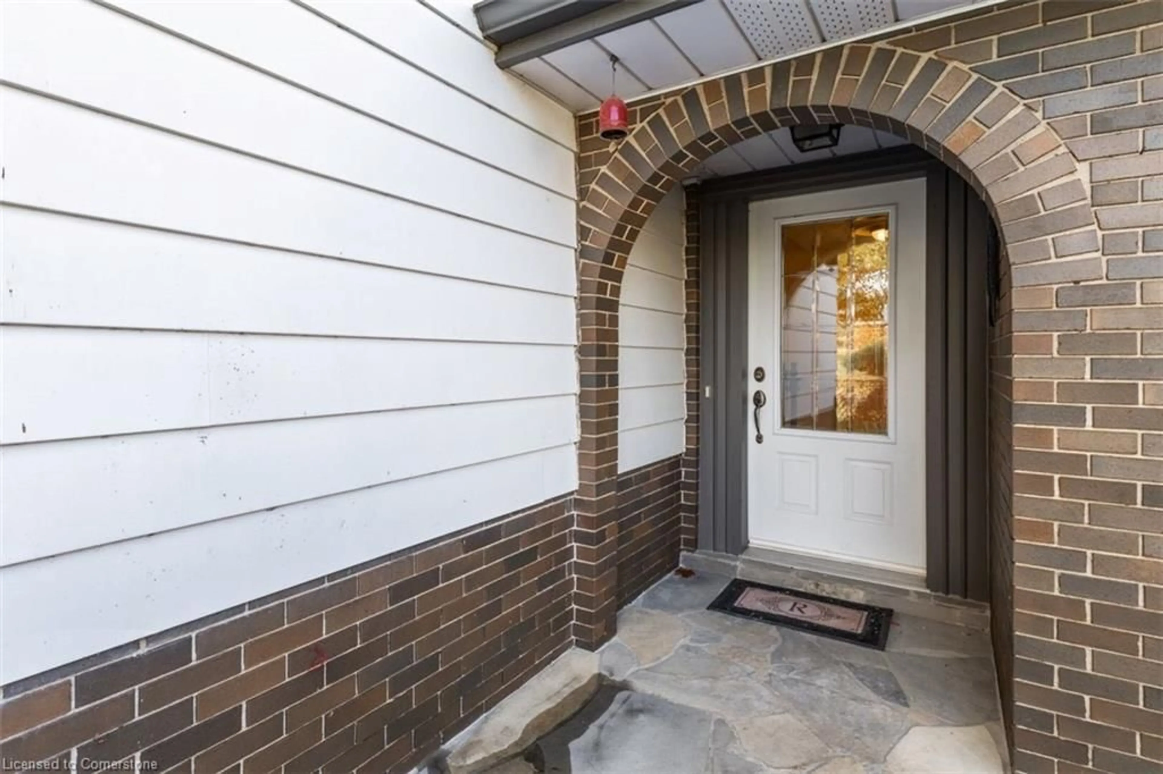 Indoor entryway for 330 Tuck Dr, Burlington Ontario L7L 2R3