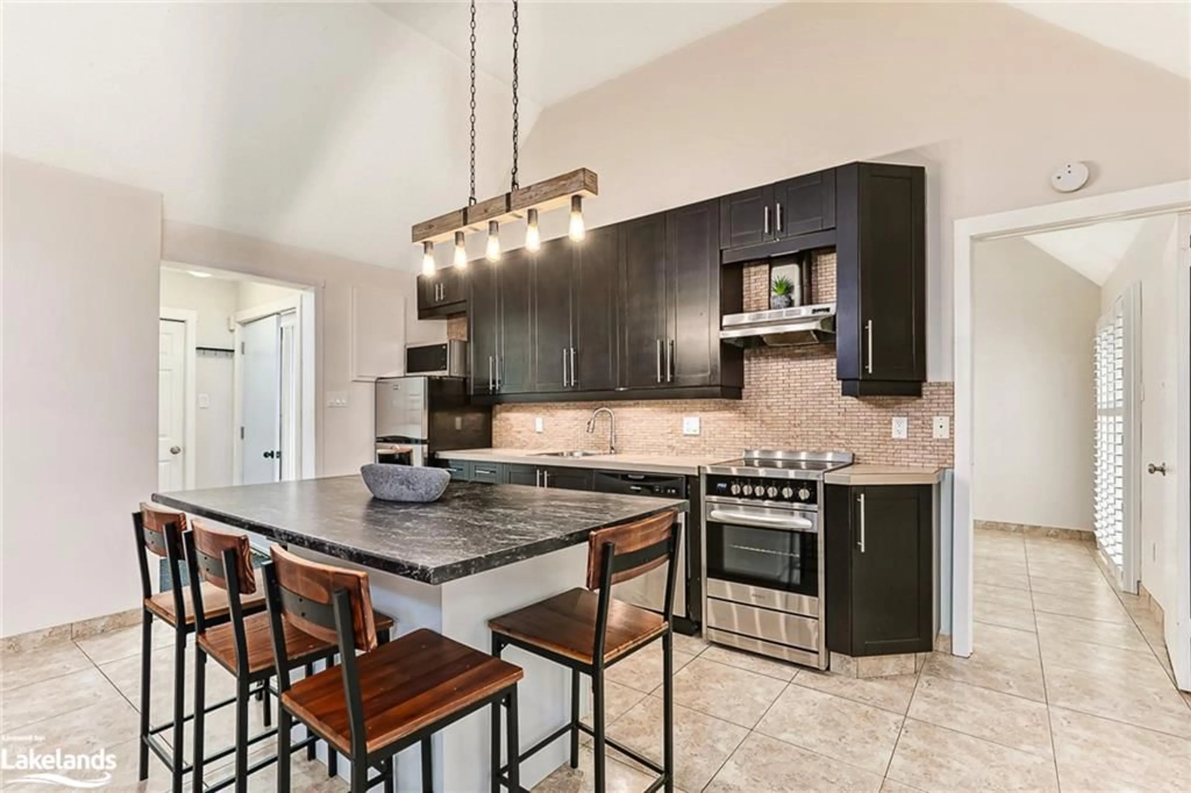 Open concept kitchen for 438 Oxbow Cres, Collingwood Ontario L9Y 5B4