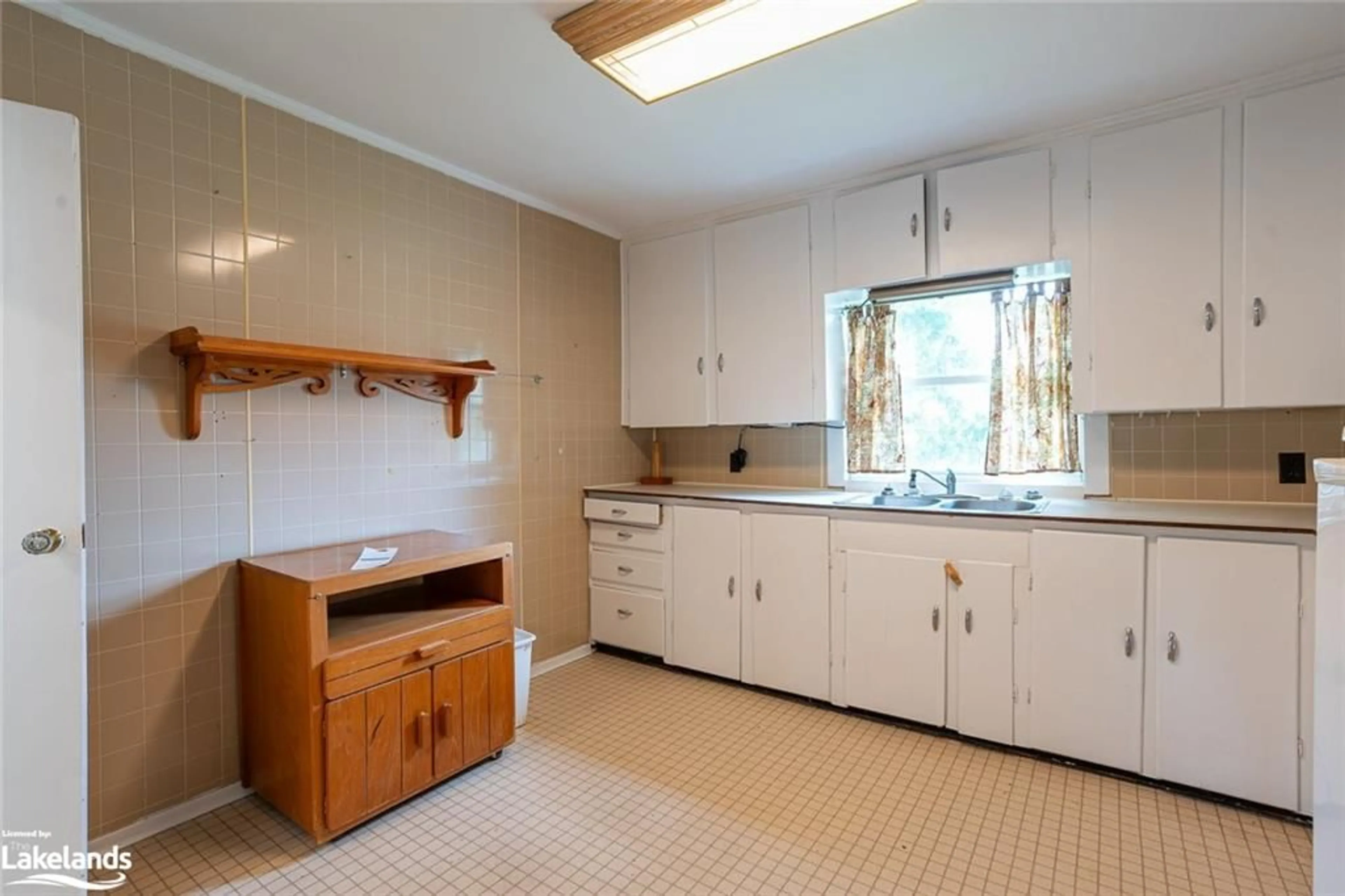 Standard kitchen, wood floors, cottage for 2319 Loop Rd, Wilberforce Ontario K0L 3C0