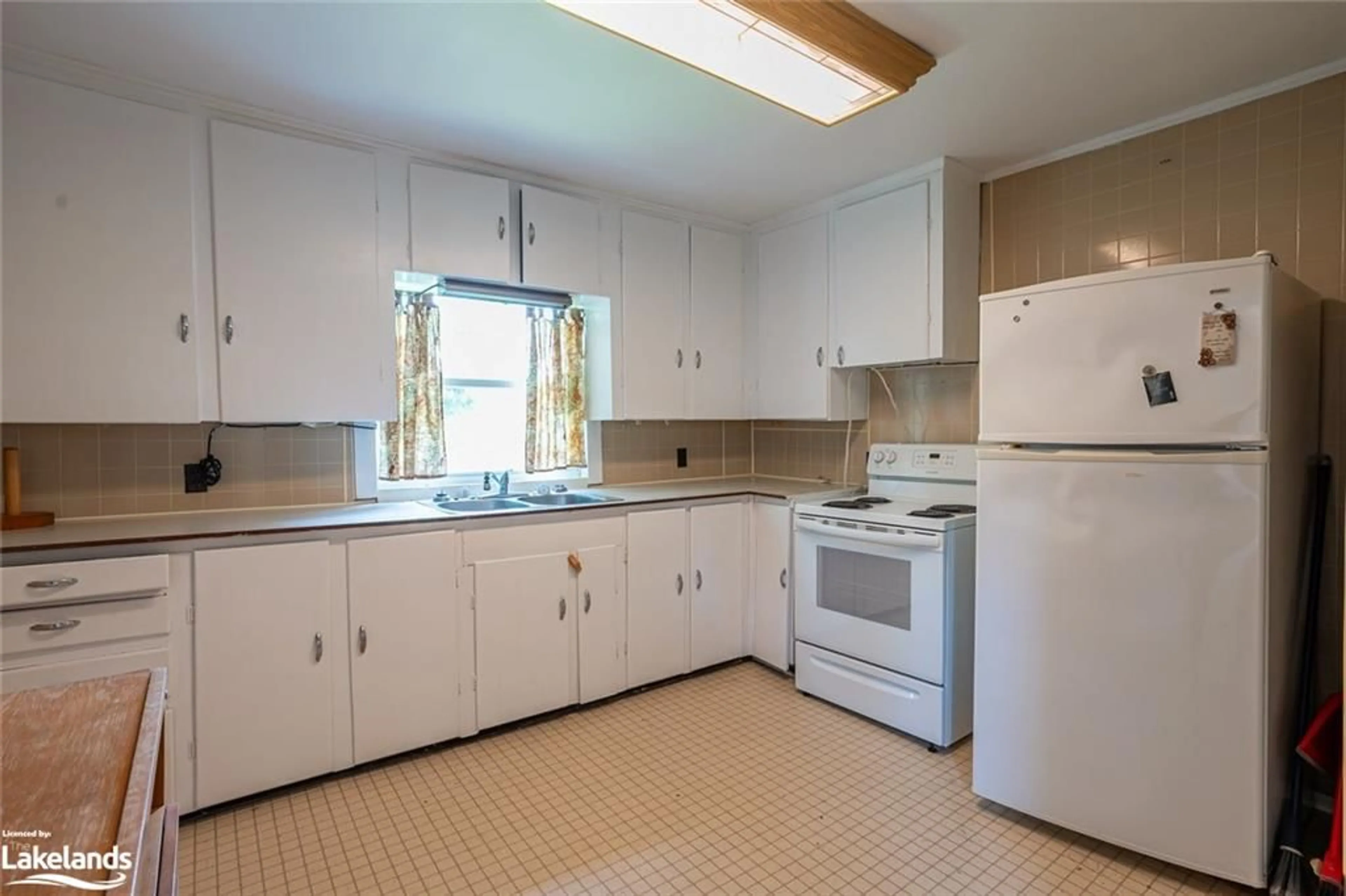 Standard kitchen, cottage for 2319 Loop Rd, Wilberforce Ontario K0L 3C0