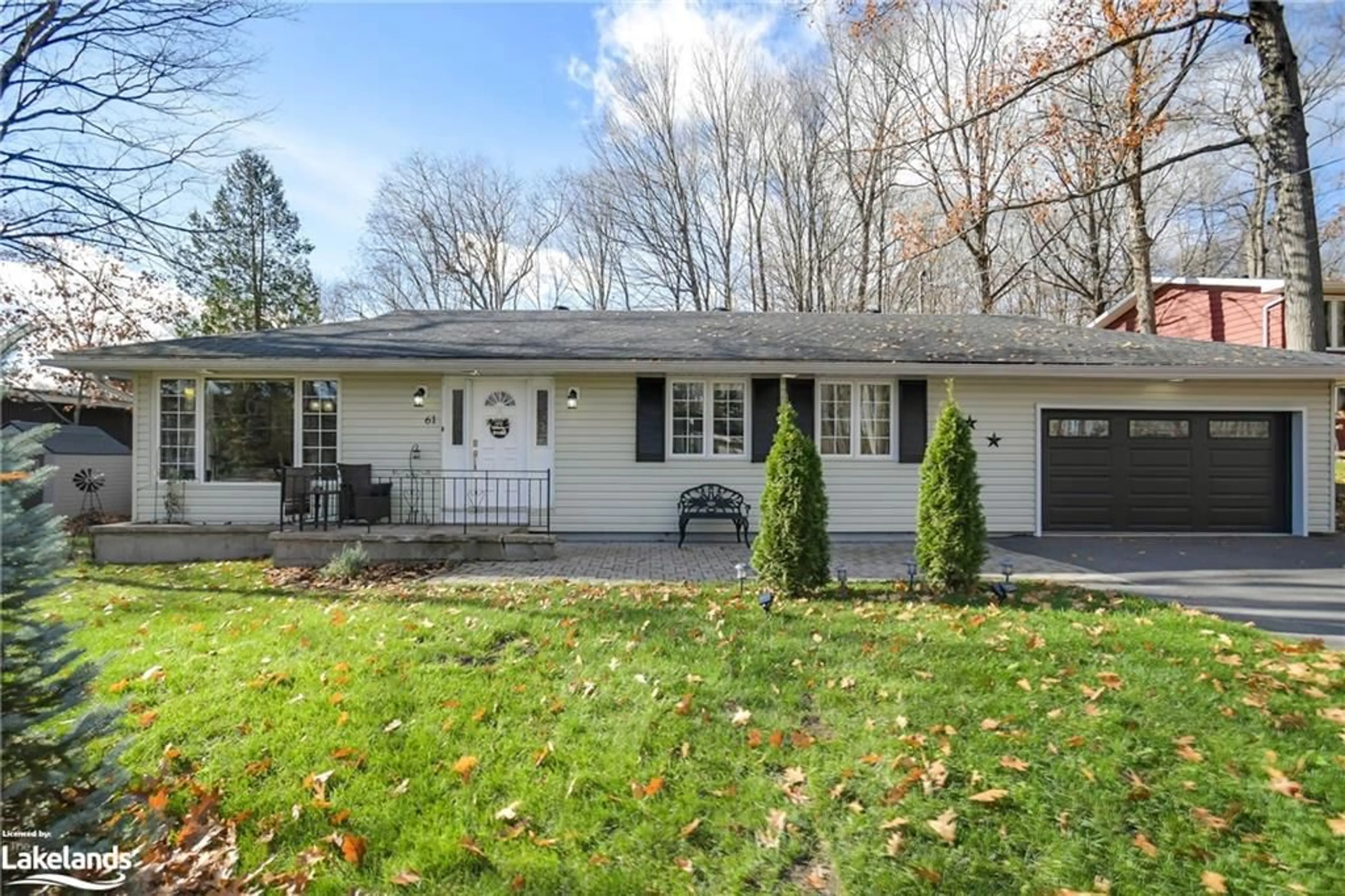 Home with vinyl exterior material for 61 Woodland Dr, Bracebridge Ontario P1L 1M2