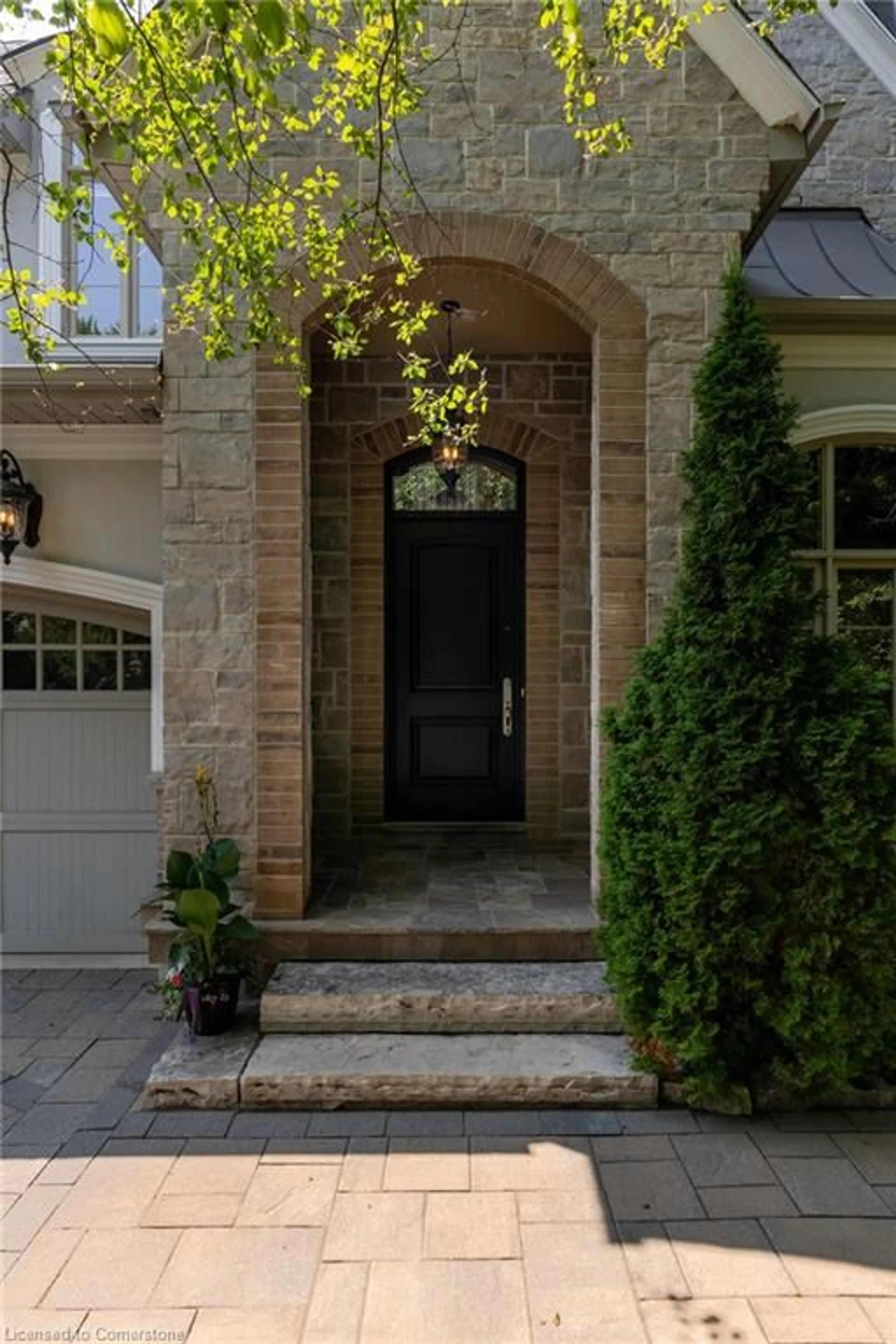 Indoor entryway, cement floor for 1290 Lakebreeze Dr, Mississauga Ontario L5G 3W6