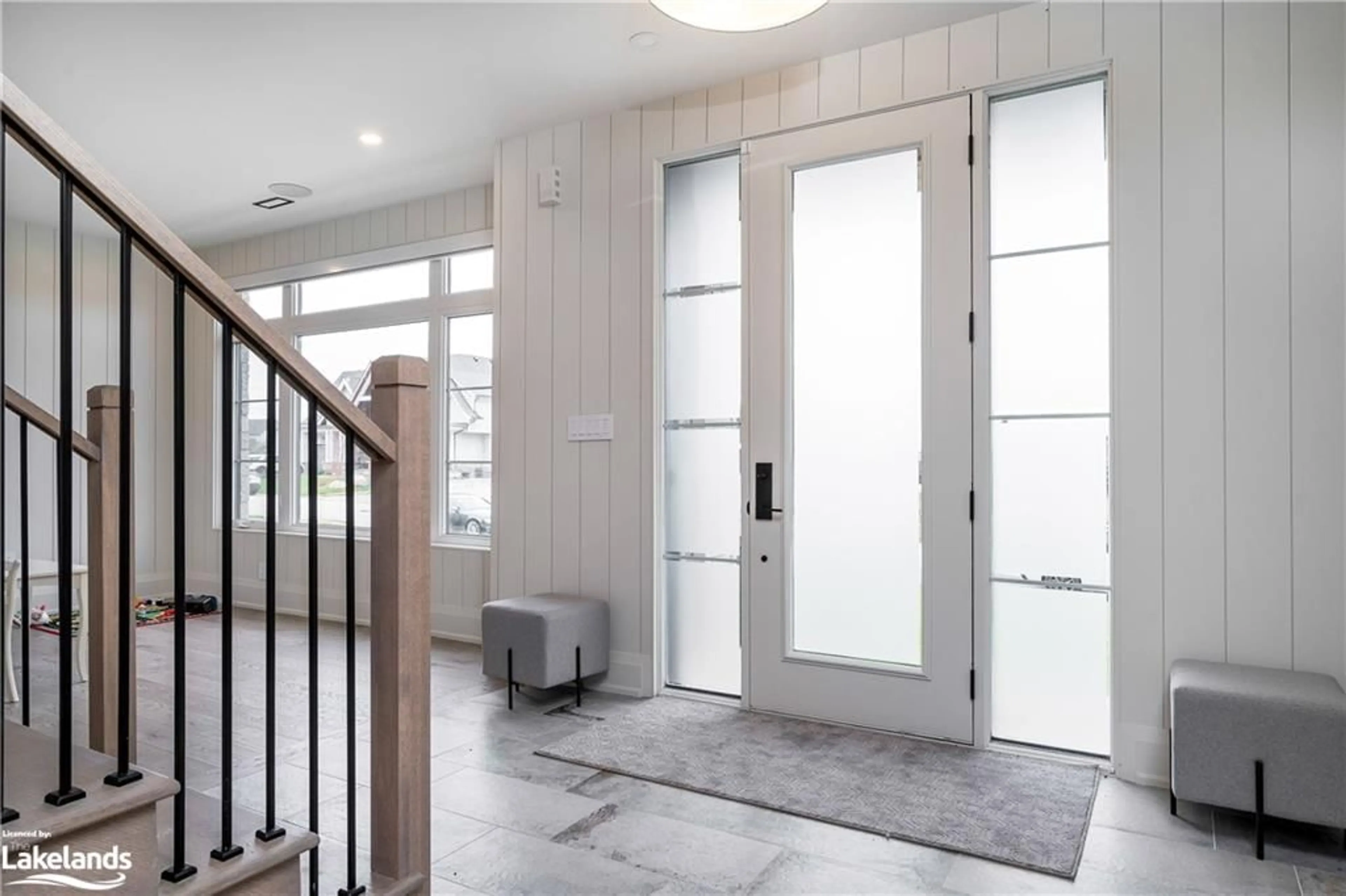 Indoor entryway, wood floors for 132 Dorothy Drive, The Blue Mountains Ontario N0H 2P0