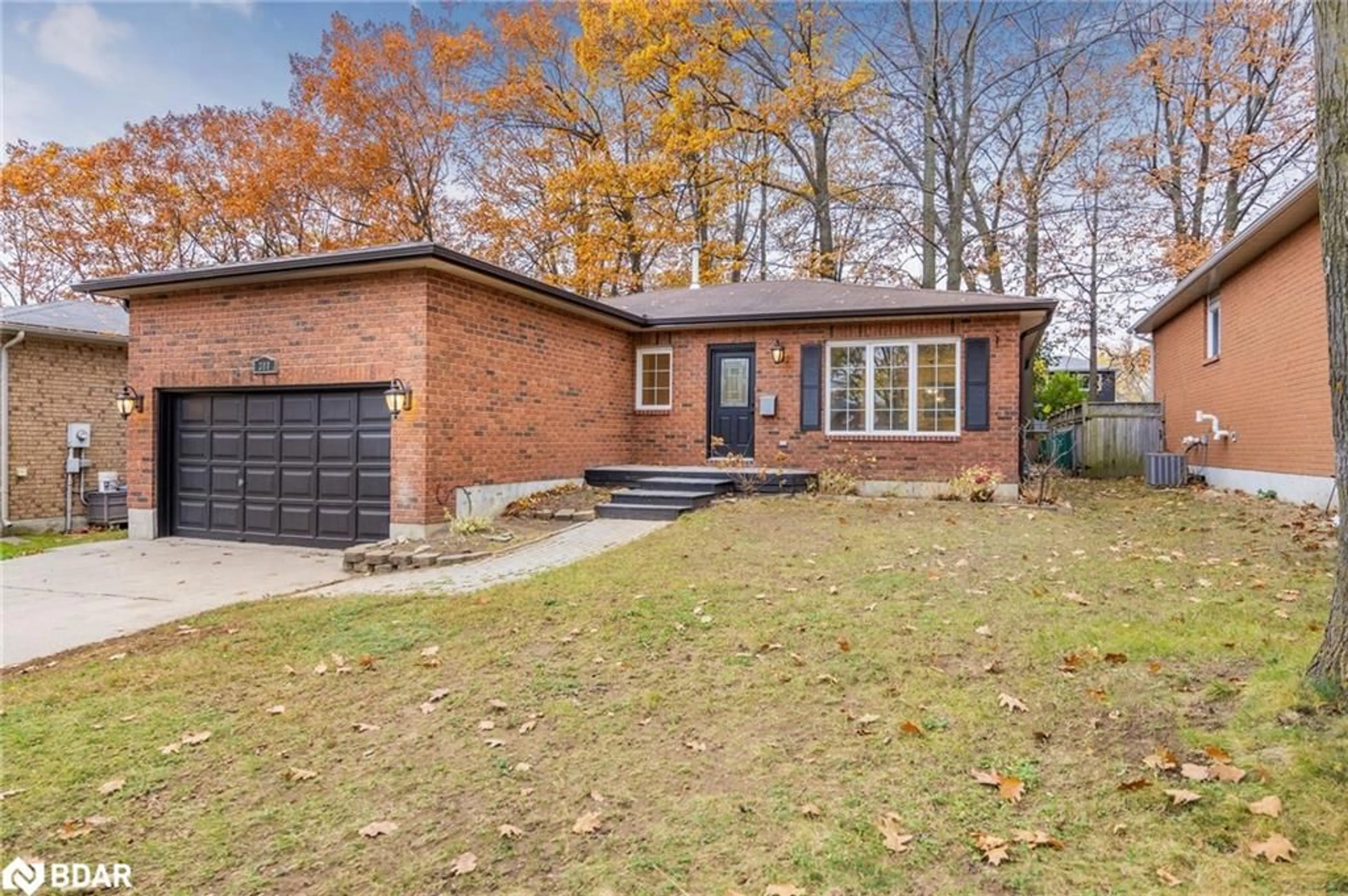 Home with brick exterior material for 380 Leacock Dr, Barrie Ontario L4N 7X3