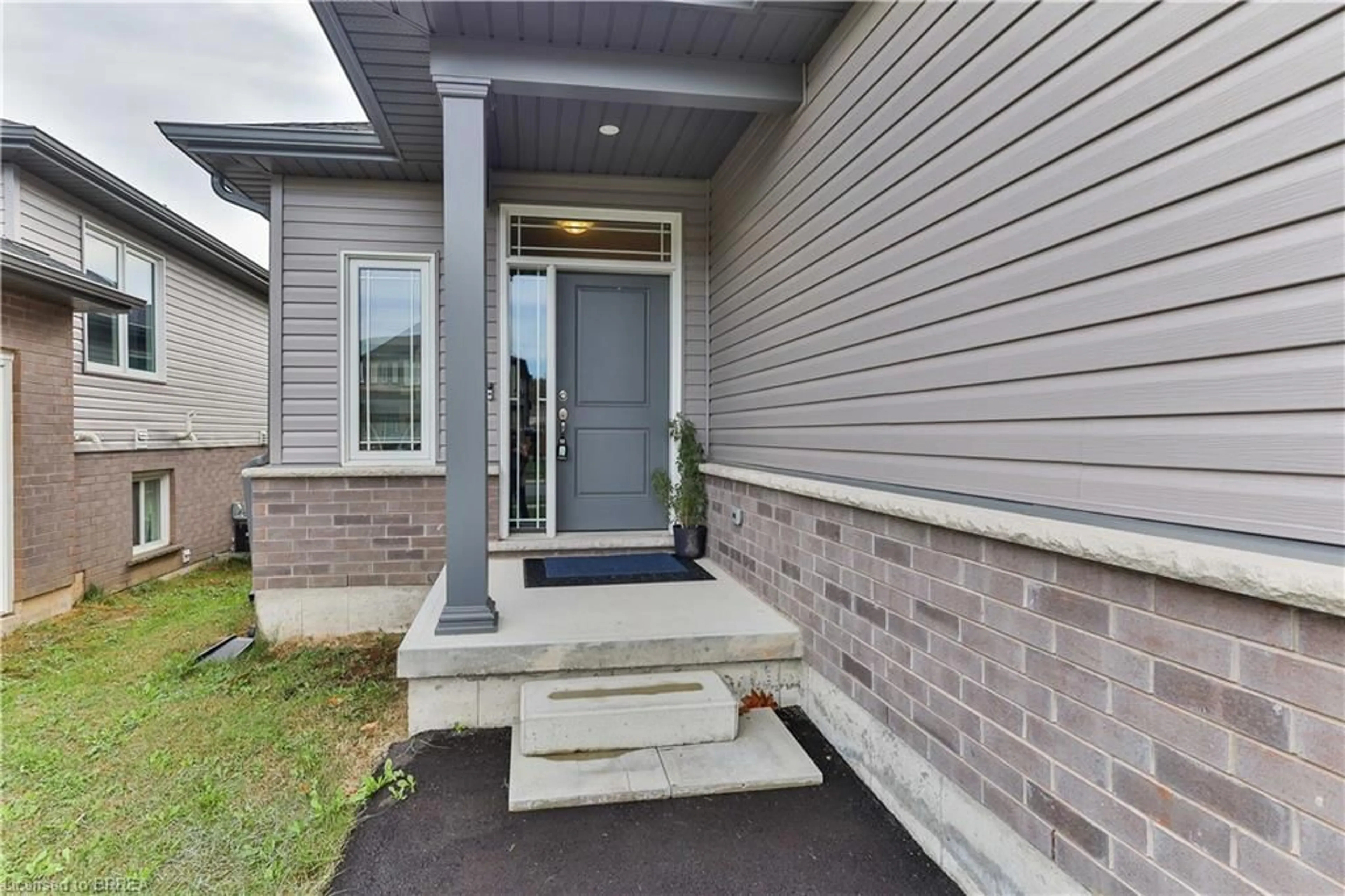 Indoor entryway, cement floor for 11 Tucker St, Thorold Ontario L2V 0G3