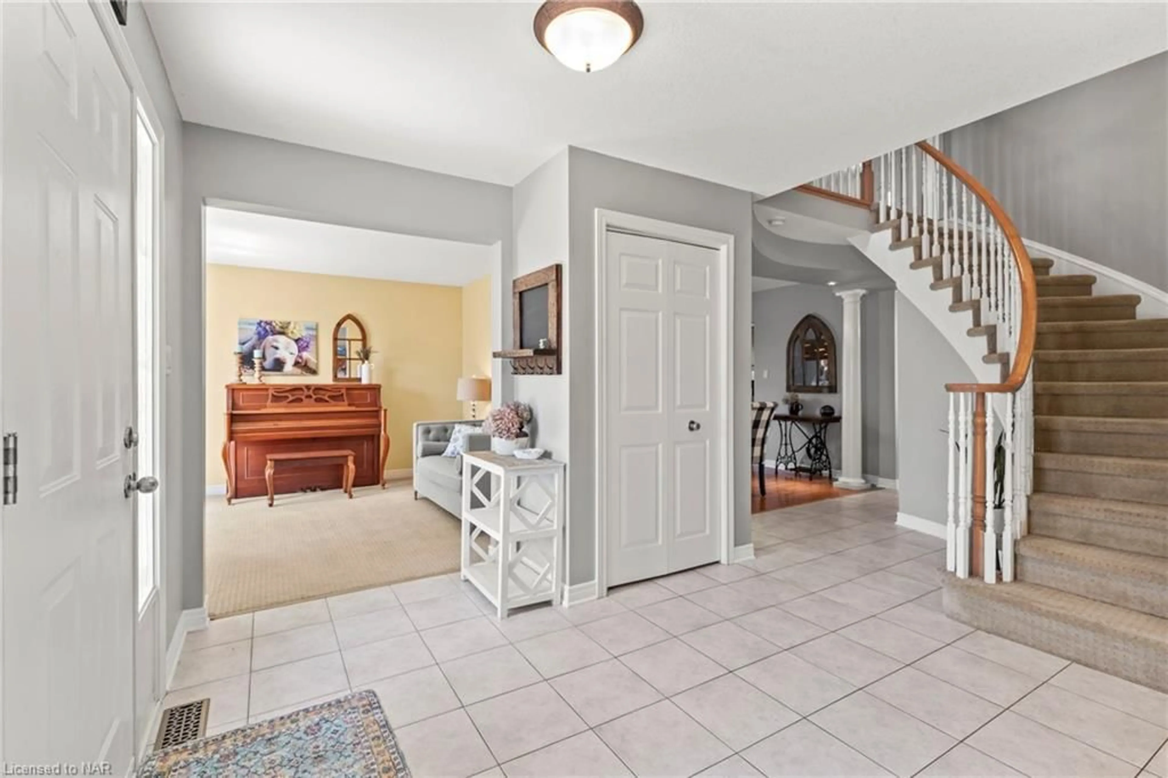 Indoor entryway, wood floors for 62 Rolling Meadows Blvd, Fonthill Ontario L0S 1E4