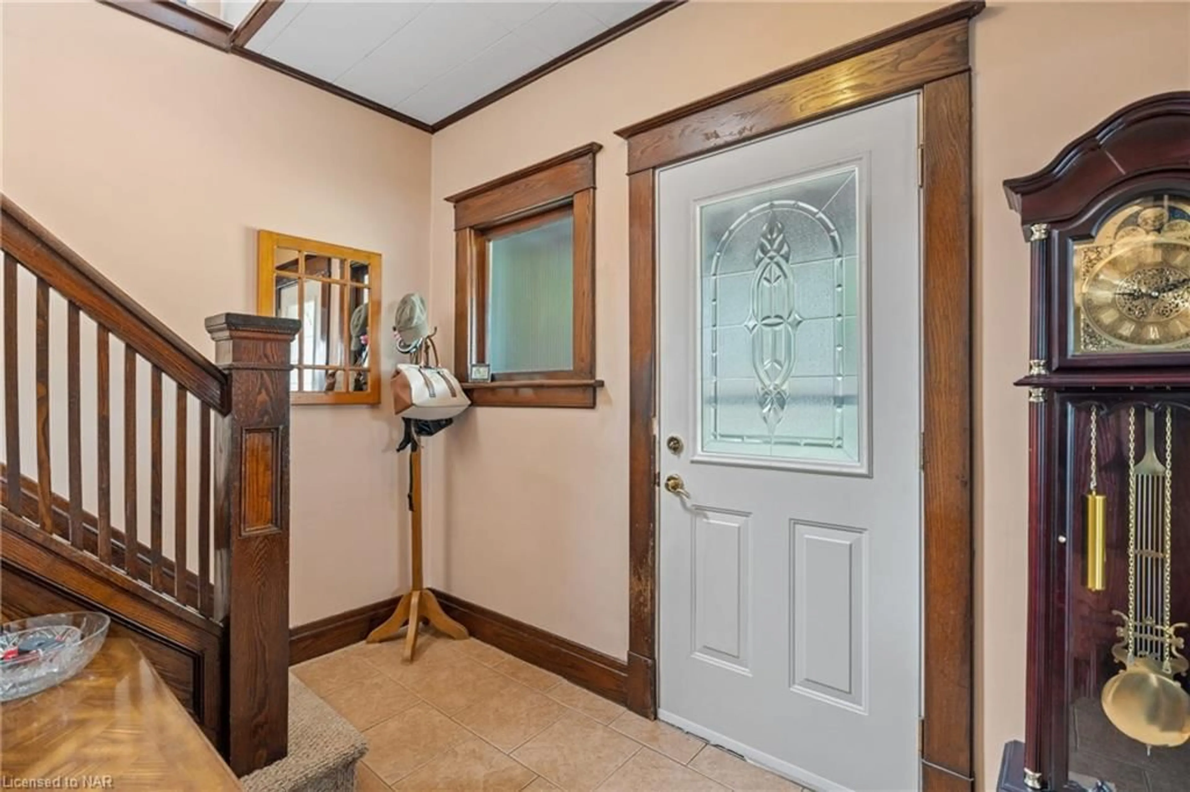 Indoor foyer, wood floors for 4743 Epworth Cir, Niagara Falls Ontario L2E 1E1