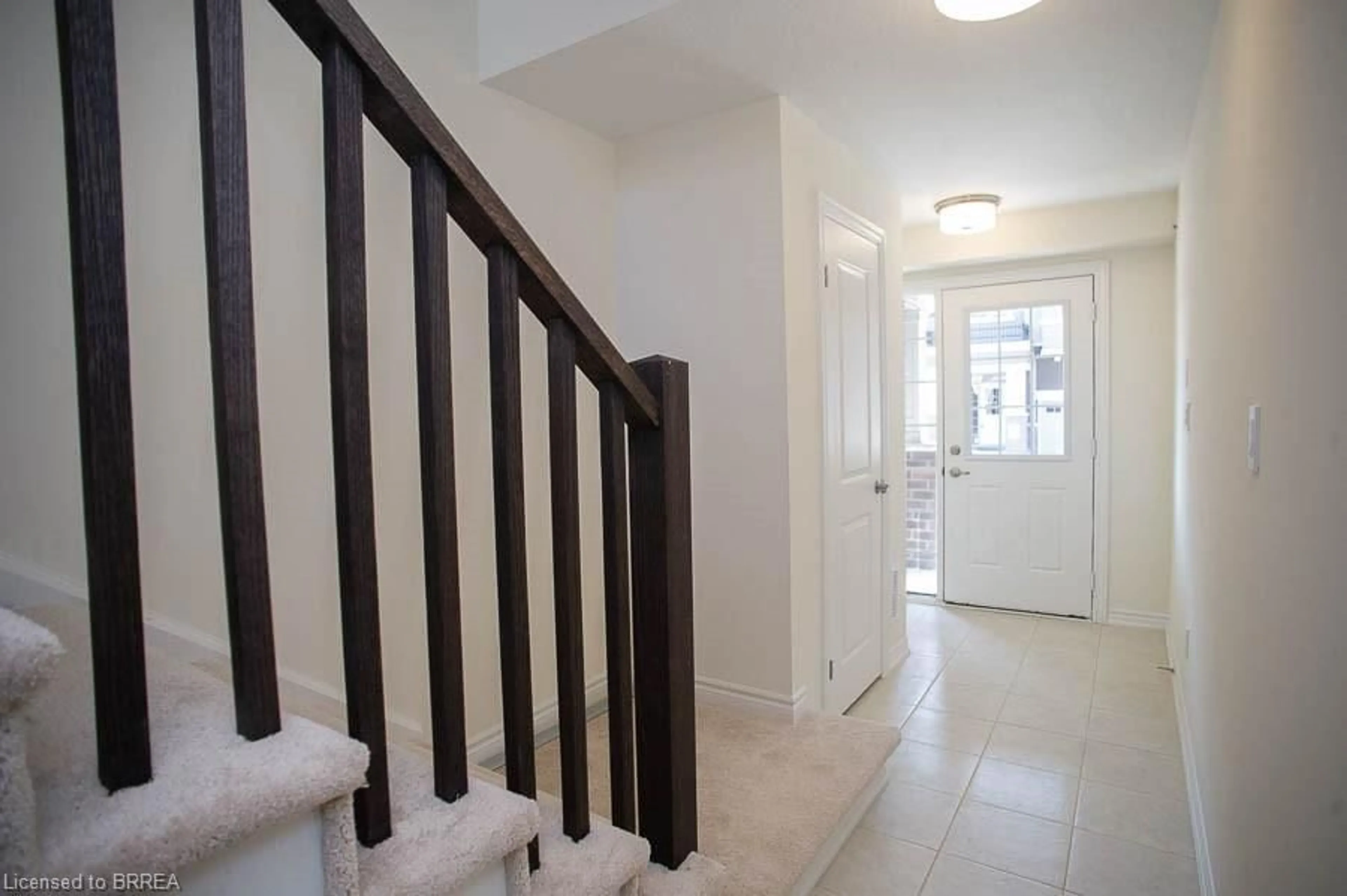 Indoor entryway, wood floors for 620 Colborne St #19, Brantford Ontario N3T 5L5