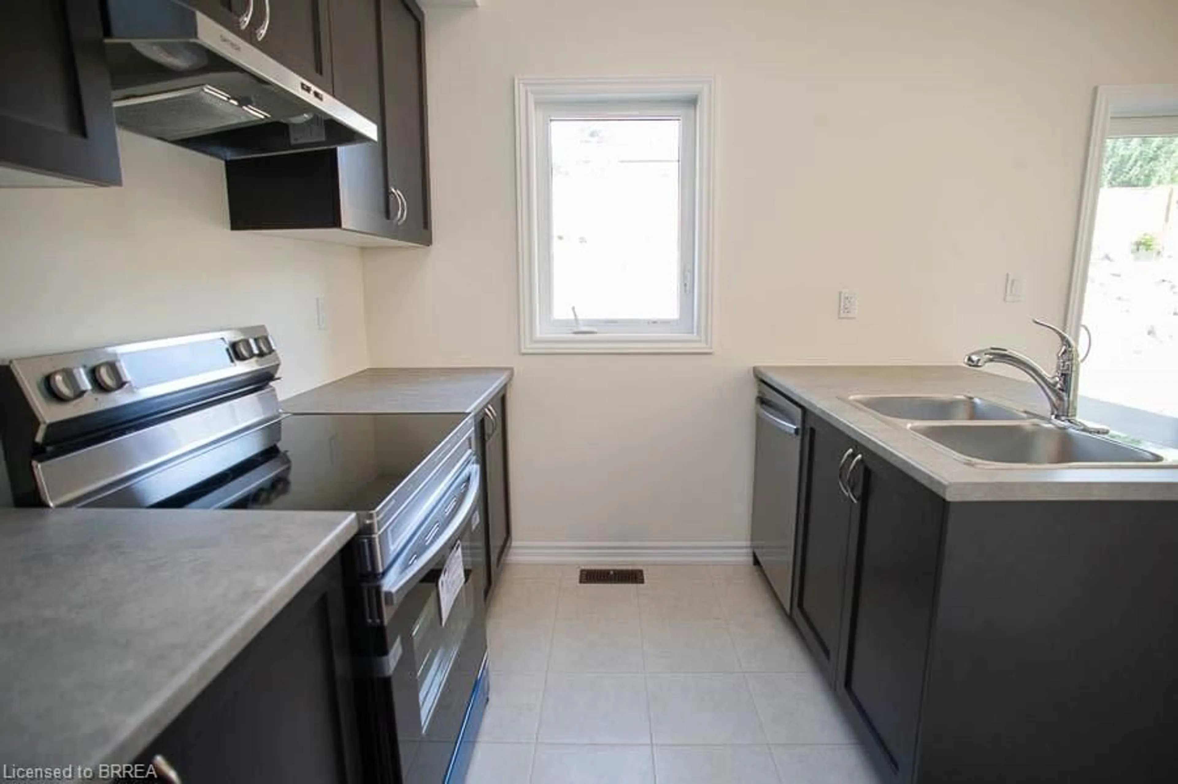 Standard kitchen, wood floors, cottage for 620 Colborne St #19, Brantford Ontario N3T 5L5