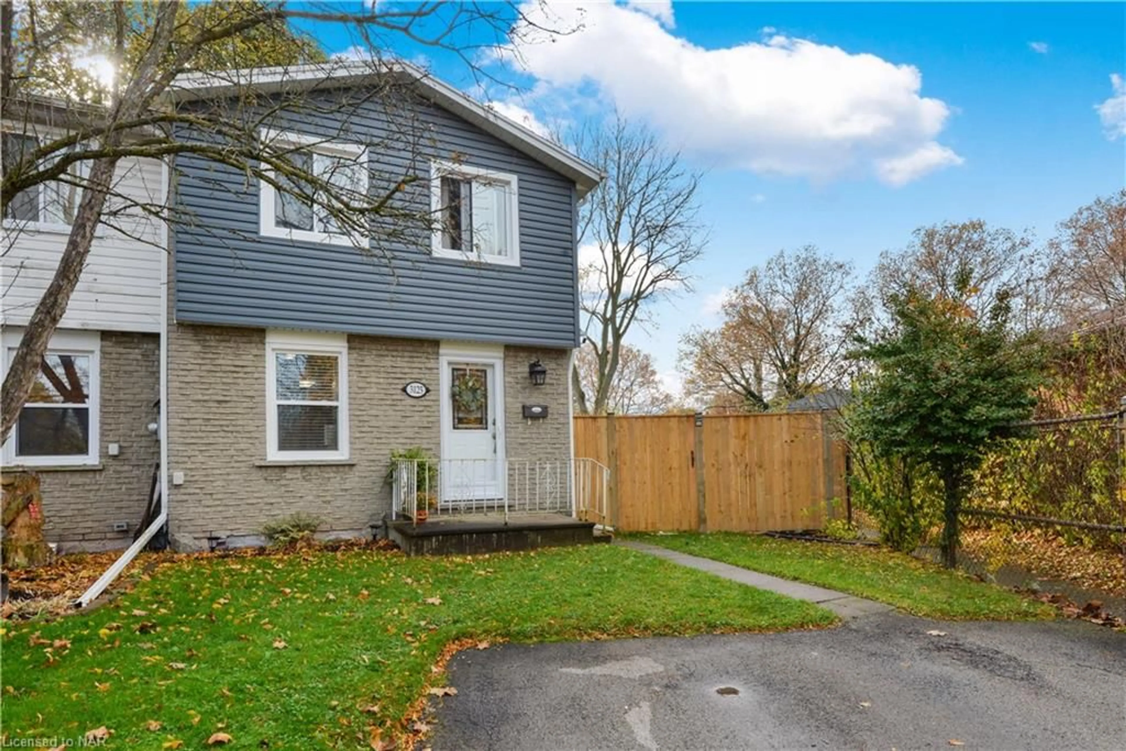 A pic from exterior of the house or condo, the fenced backyard for 3125 Secord Pl, Niagara Falls Ontario L2J 3K5