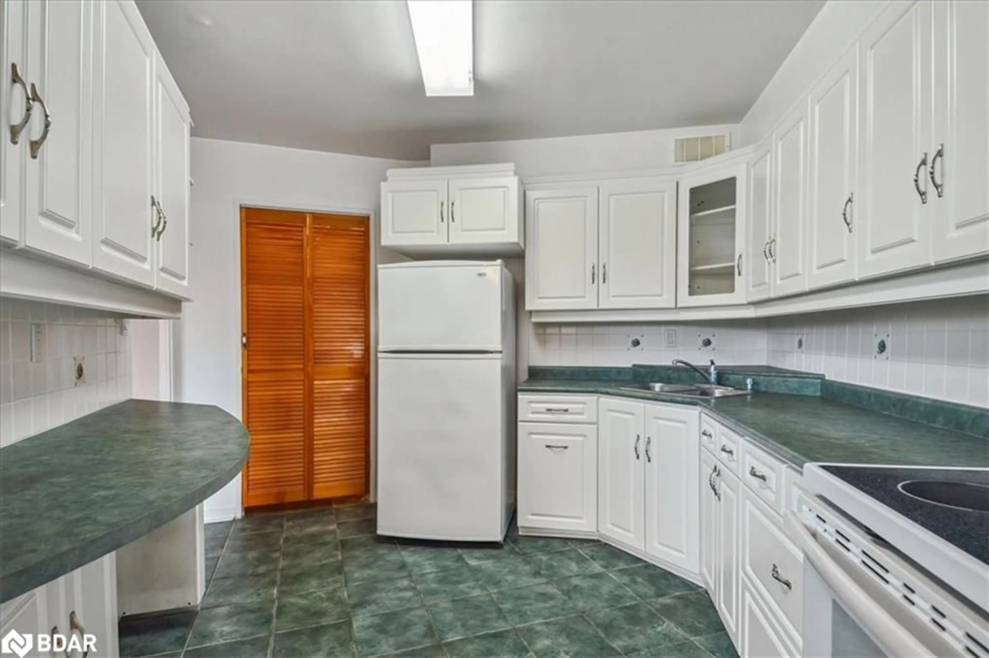 Standard kitchen, wood floors, cottage for 10 Edgecliff Golfway #317, Toronto Ontario M3C 3A3