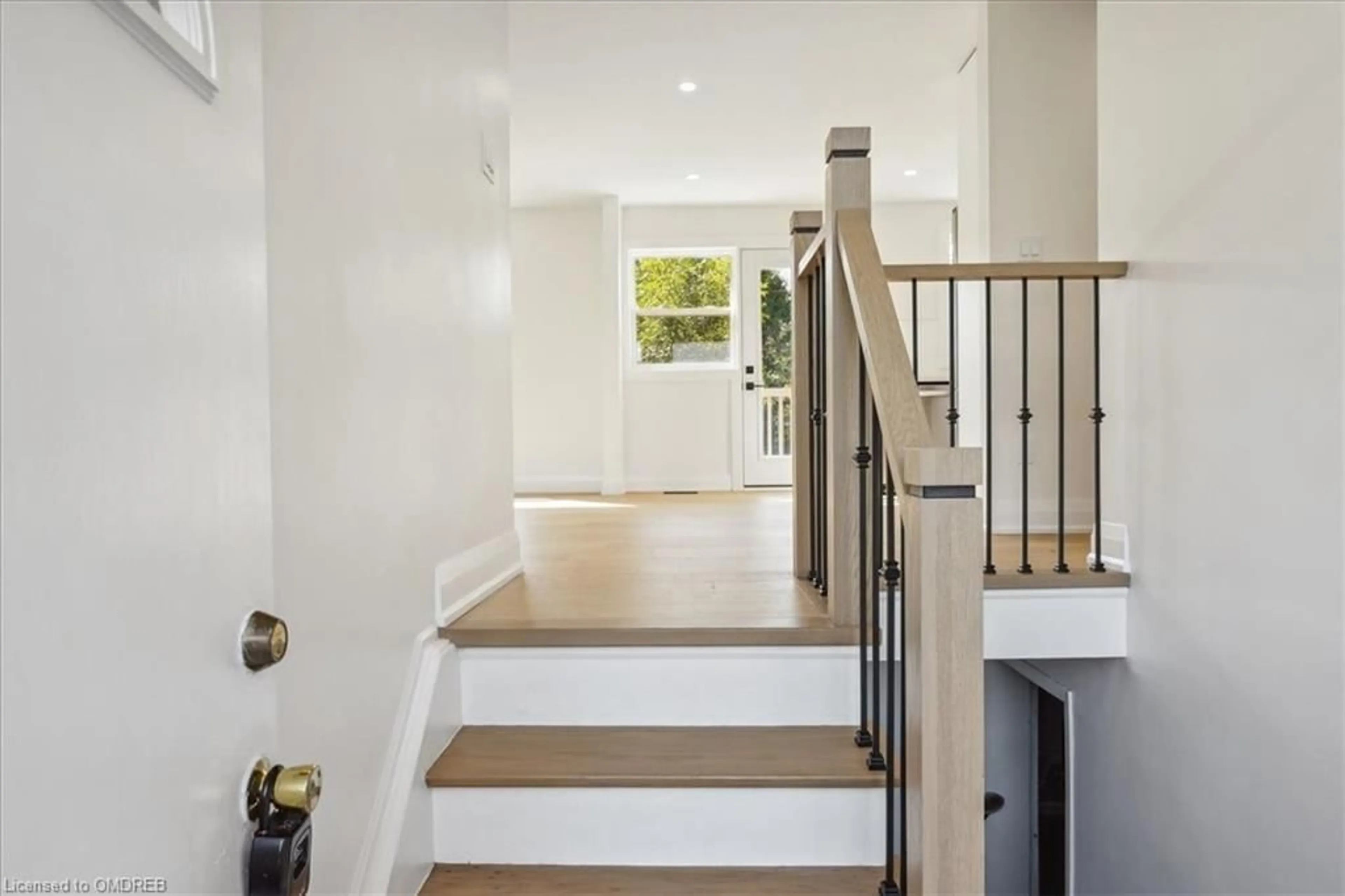 Stairs for 242 Vilma Dr, Oakville Ontario L6L 3J7