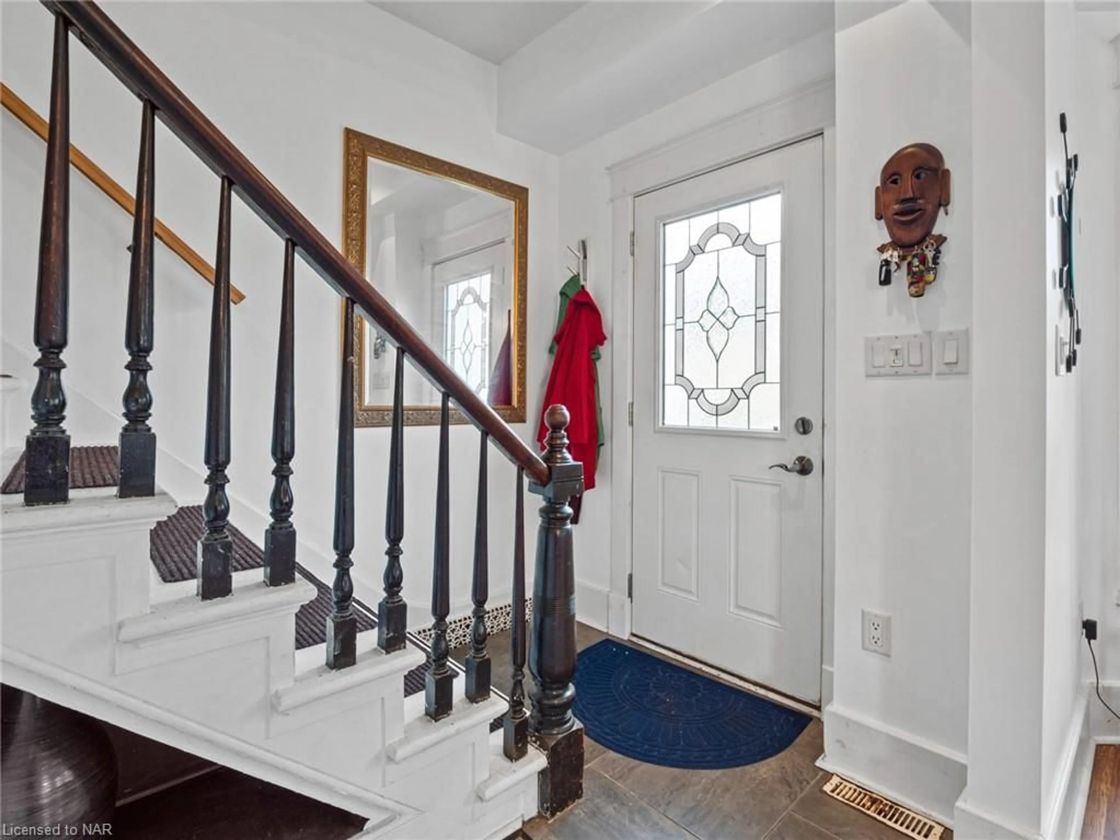 Indoor foyer, wood floors for 4330 Simcoe St, Niagara Falls Ontario L2E 1T6