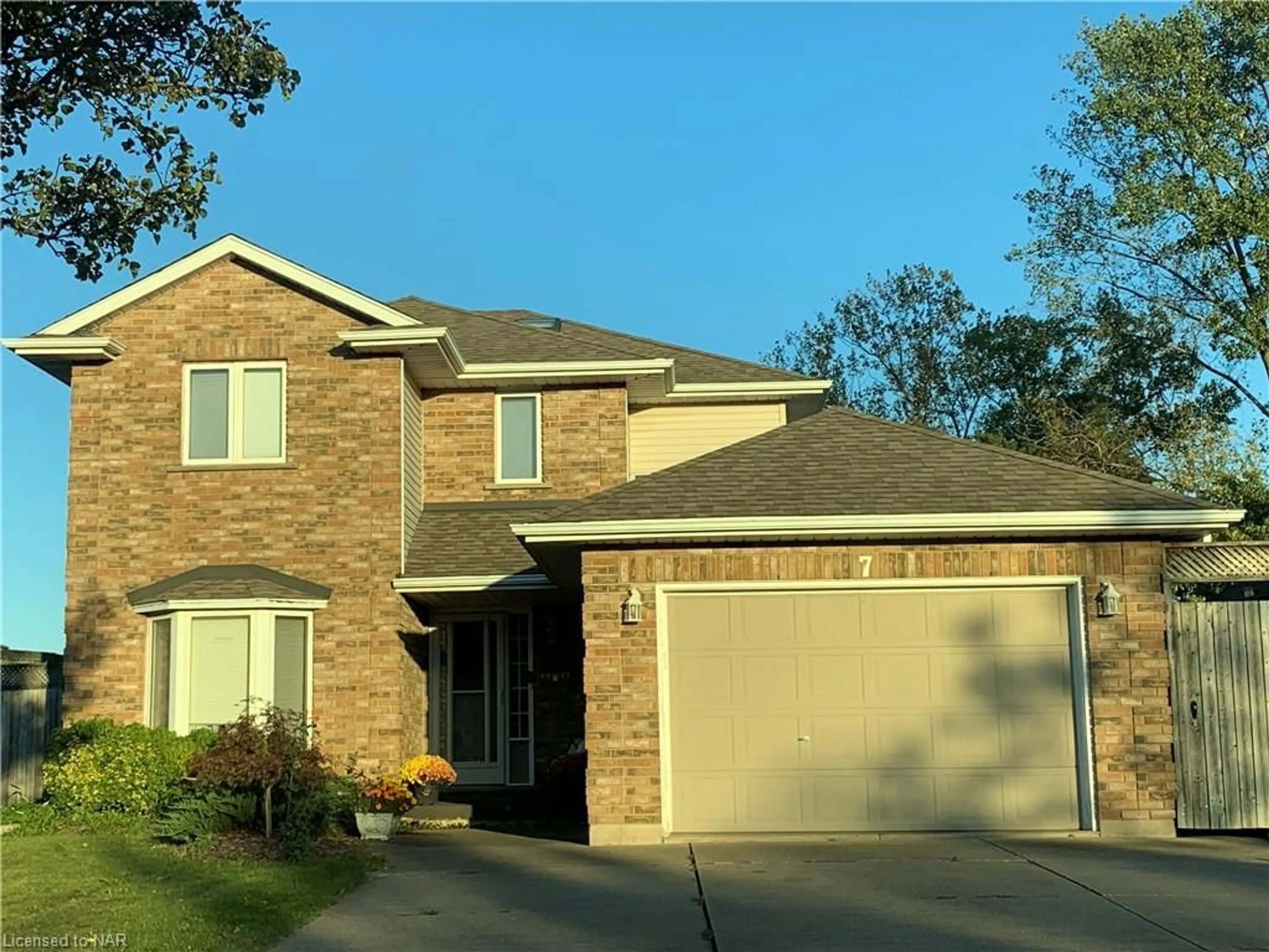 Frontside or backside of a home, the street view for 7 Miranda Crt, Welland Ontario L3C 7C7