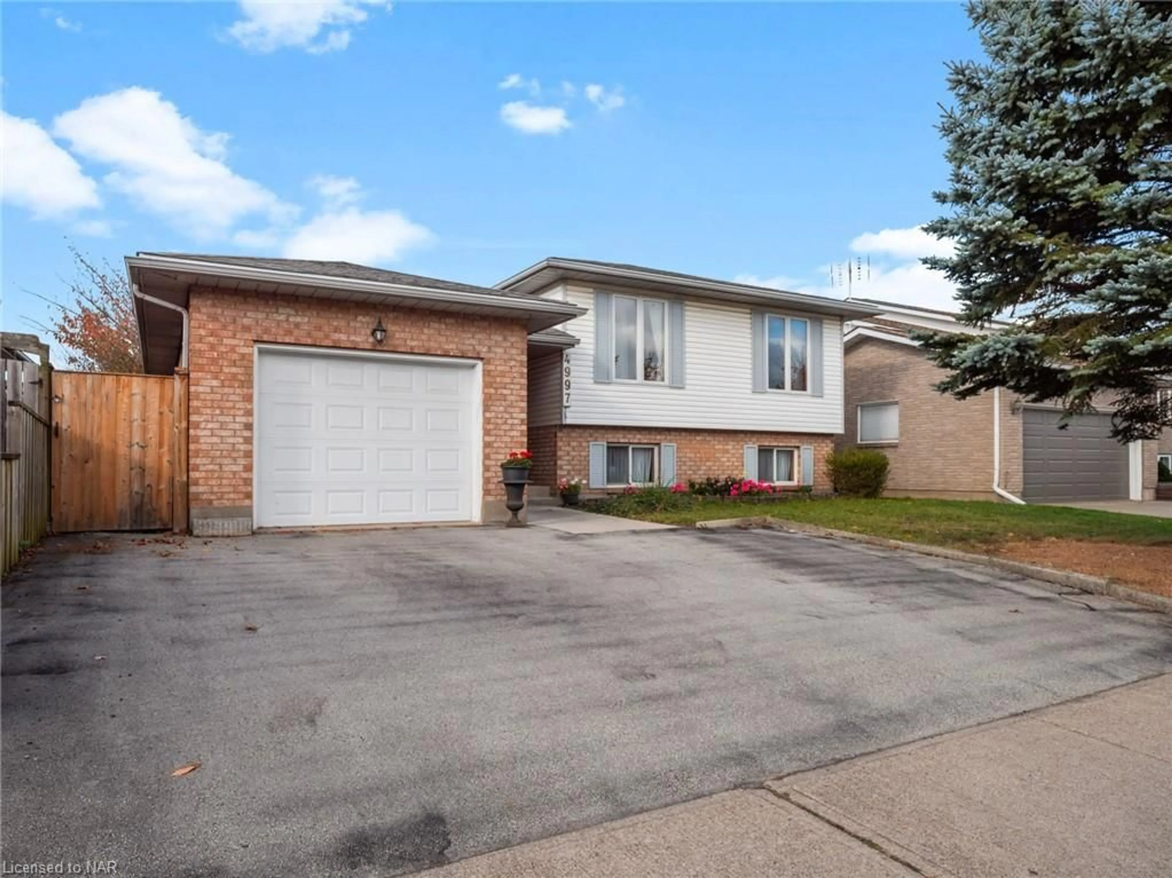 Frontside or backside of a home, the street view for 4997 Southview Ave, Niagara Falls Ontario L2H 2X4