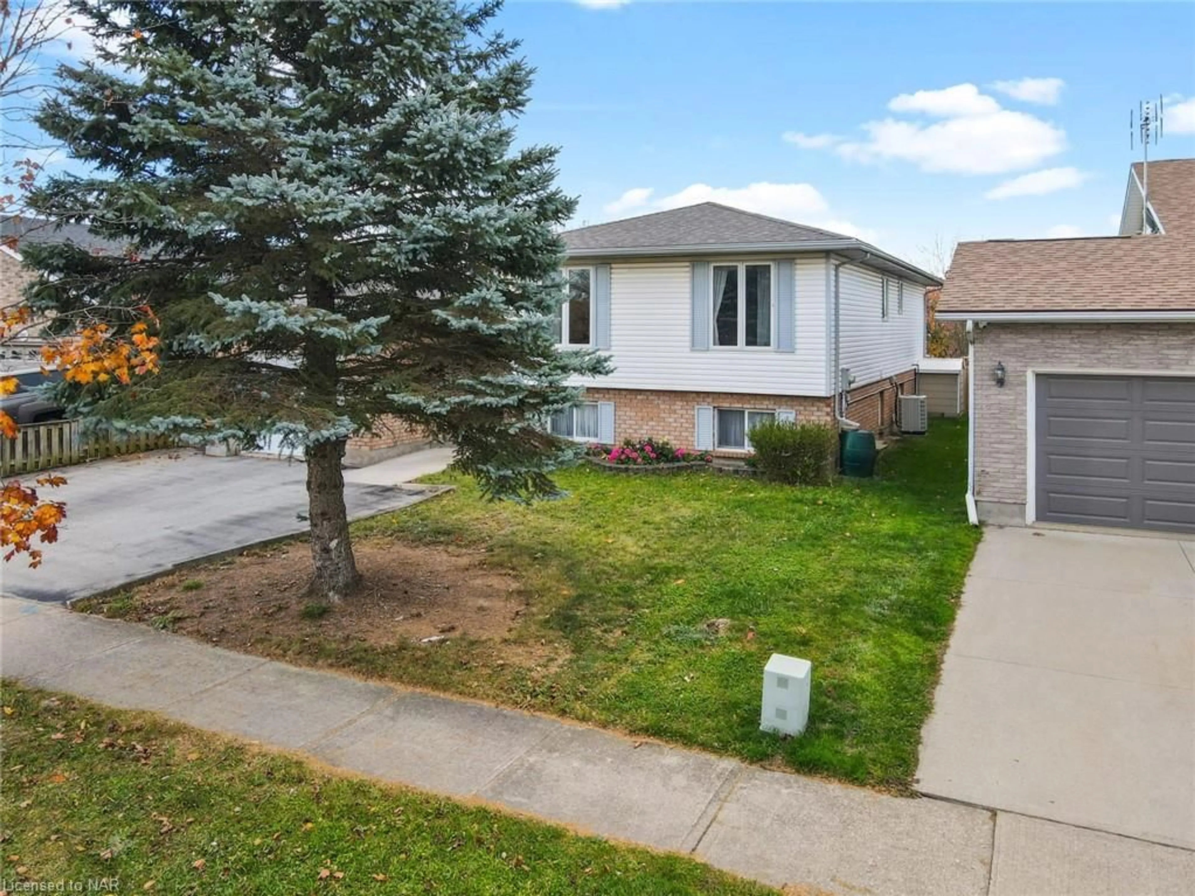 Frontside or backside of a home, the fenced backyard for 4997 Southview Ave, Niagara Falls Ontario L2H 2X4