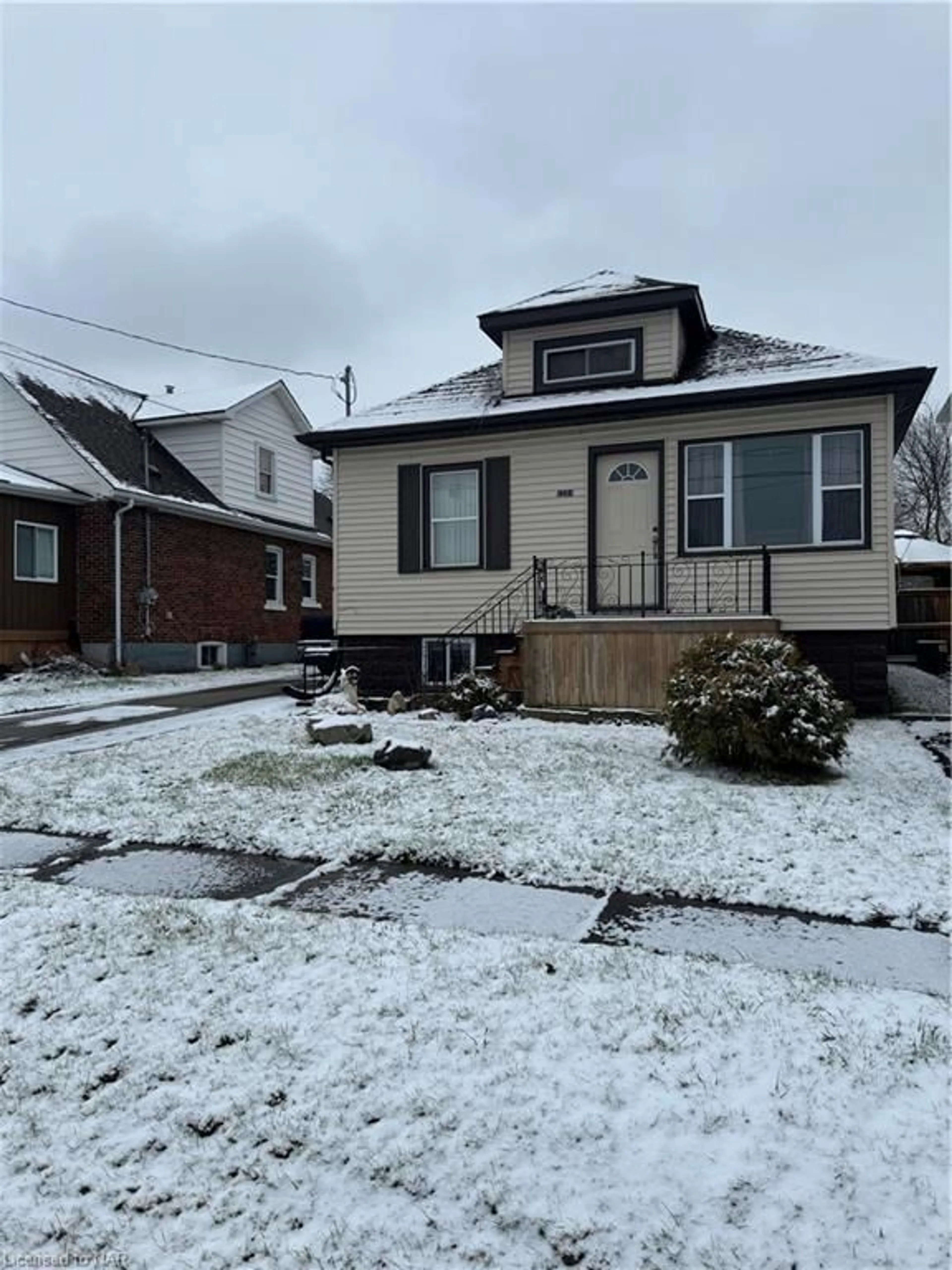 Frontside or backside of a home, the street view for 5564 Fraser St, Niagara Falls Ontario L2E 3C9