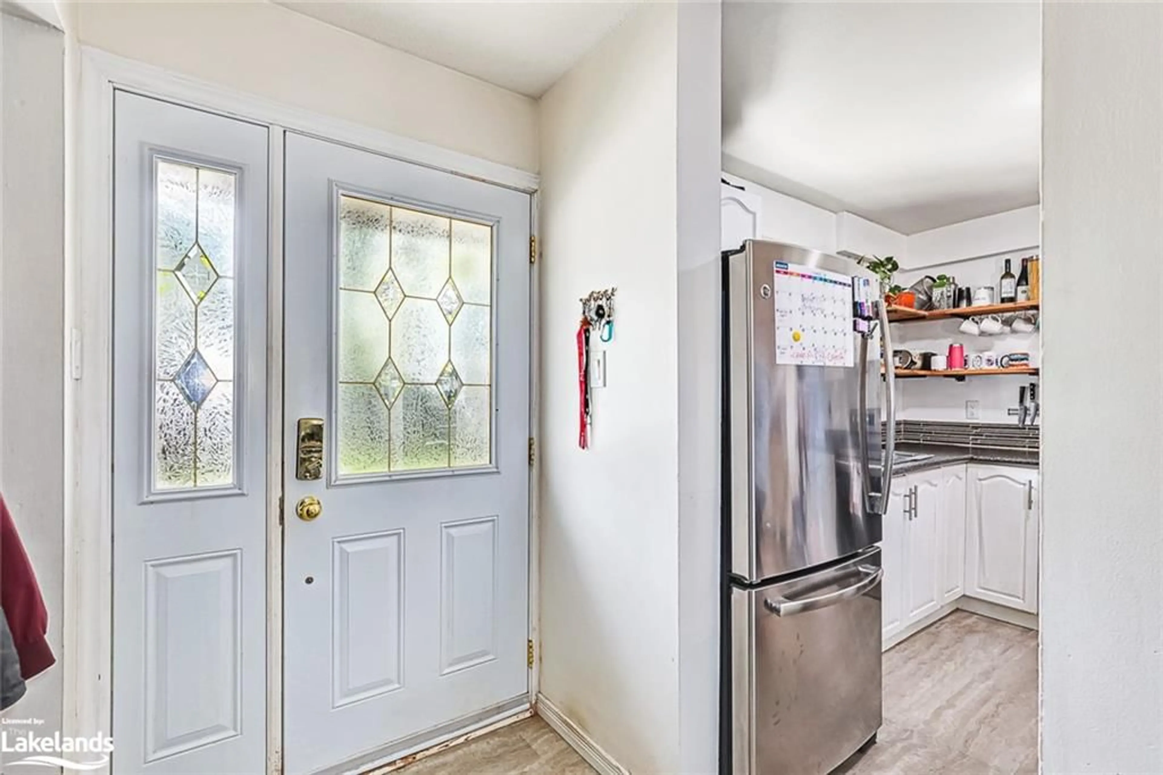 Indoor entryway, wood floors for 592 Tenth St, Collingwood Ontario L9Y 4C1