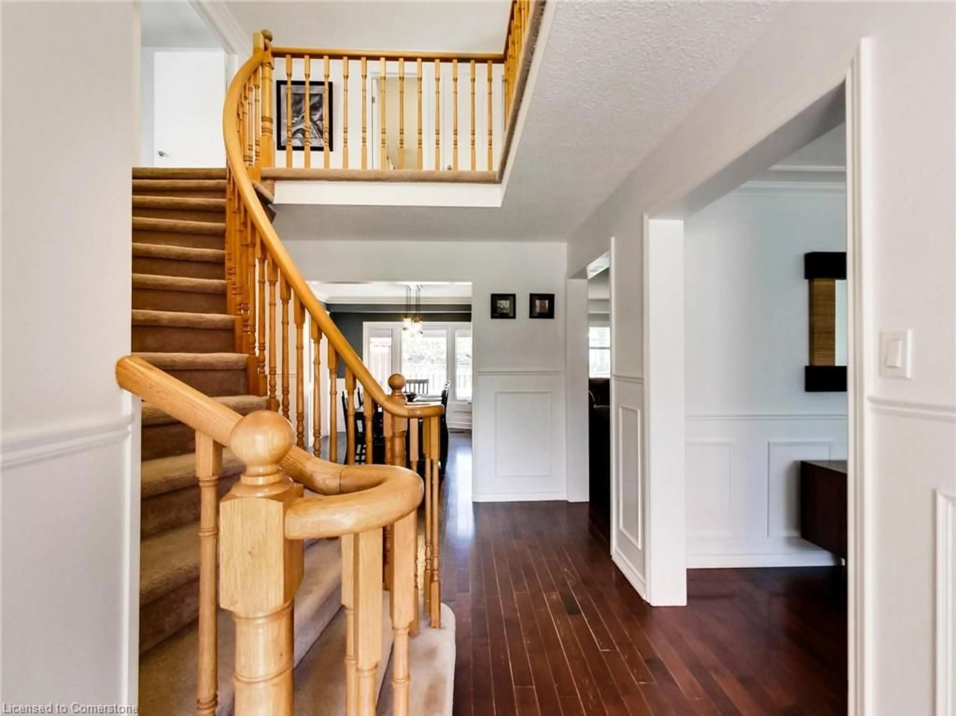 Indoor foyer, wood floors for 2051 Deer Run Ave, Burlington Ontario L7M 2S1