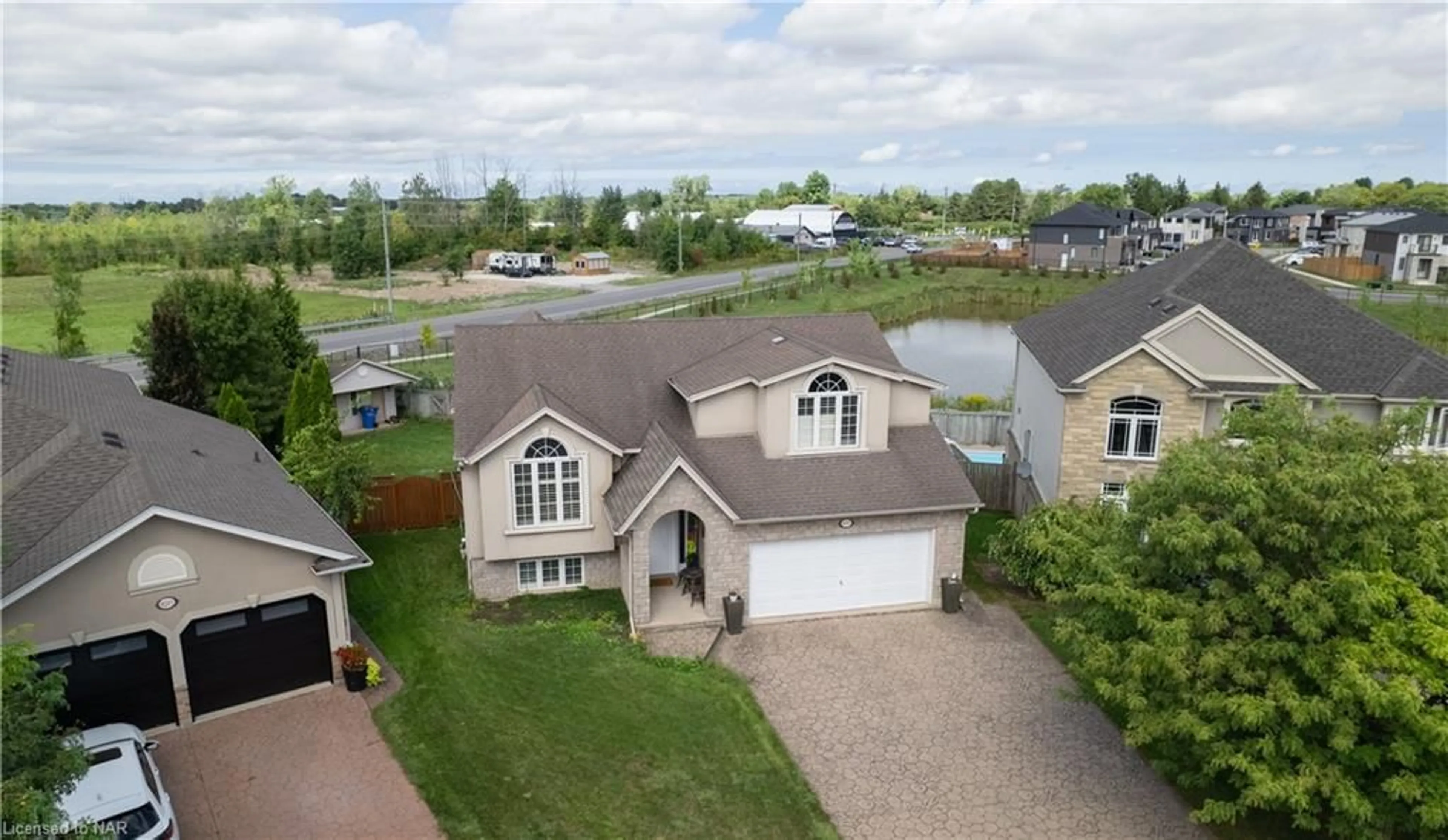 Frontside or backside of a home, the street view for 8207 Beaver Glen Dr, Niagara Falls Ontario L2H 3K5