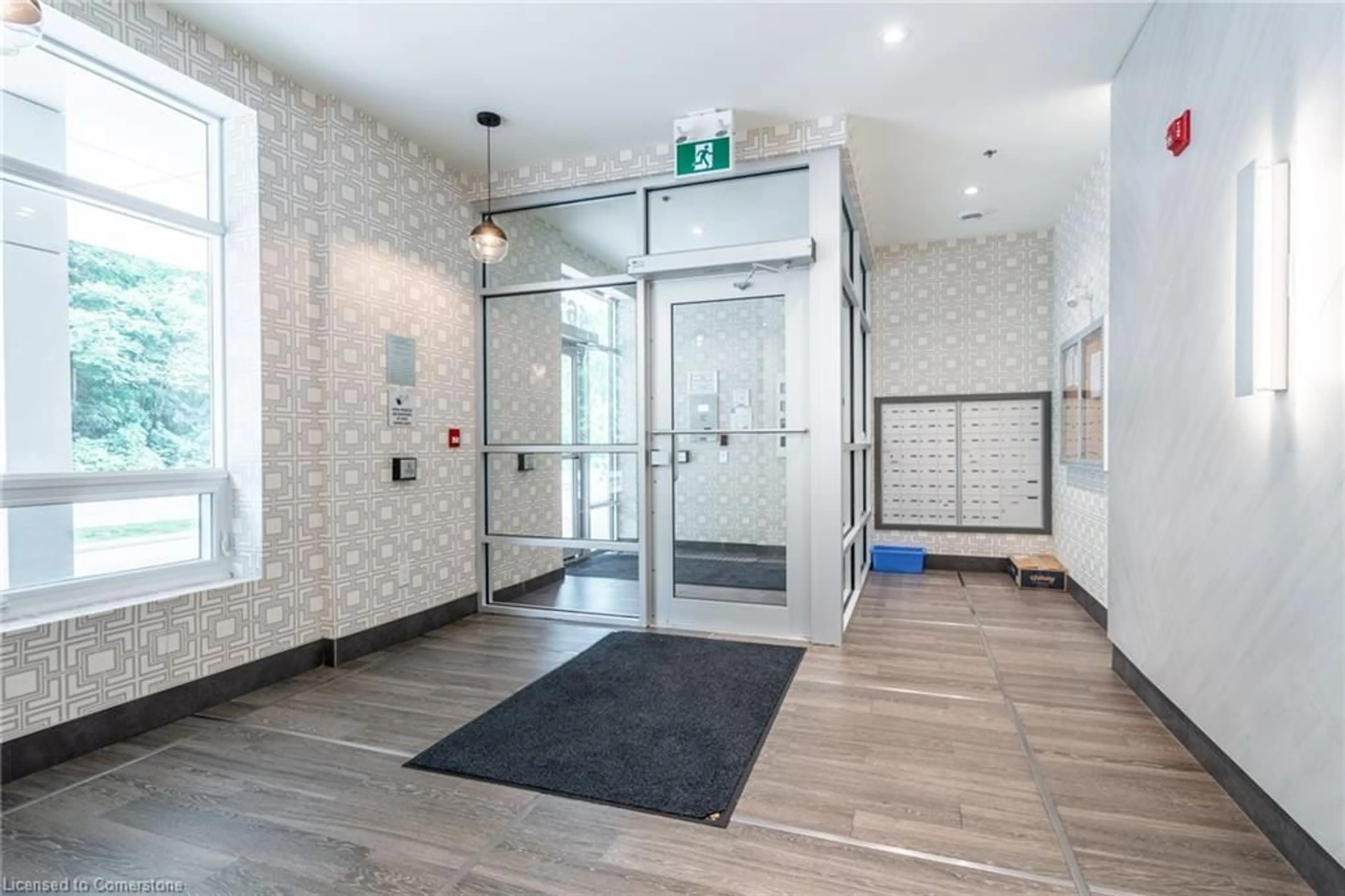 Indoor foyer, wood floors for 467 Charlton Ave #101, Hamilton Ontario L8N 0B3