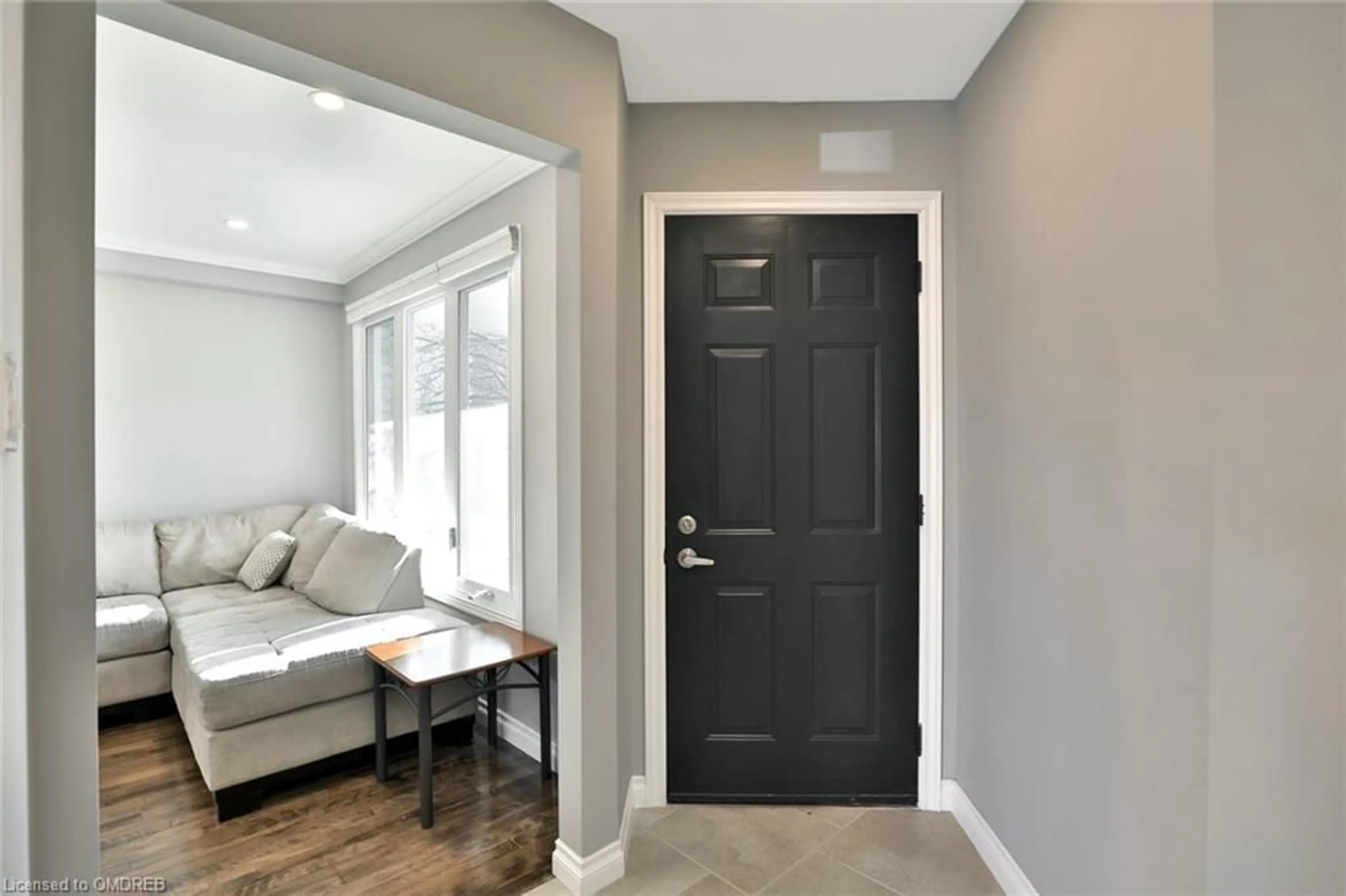 Indoor entryway, wood floors for 3521 Toffee St, Burlington Ontario L7M 3T6