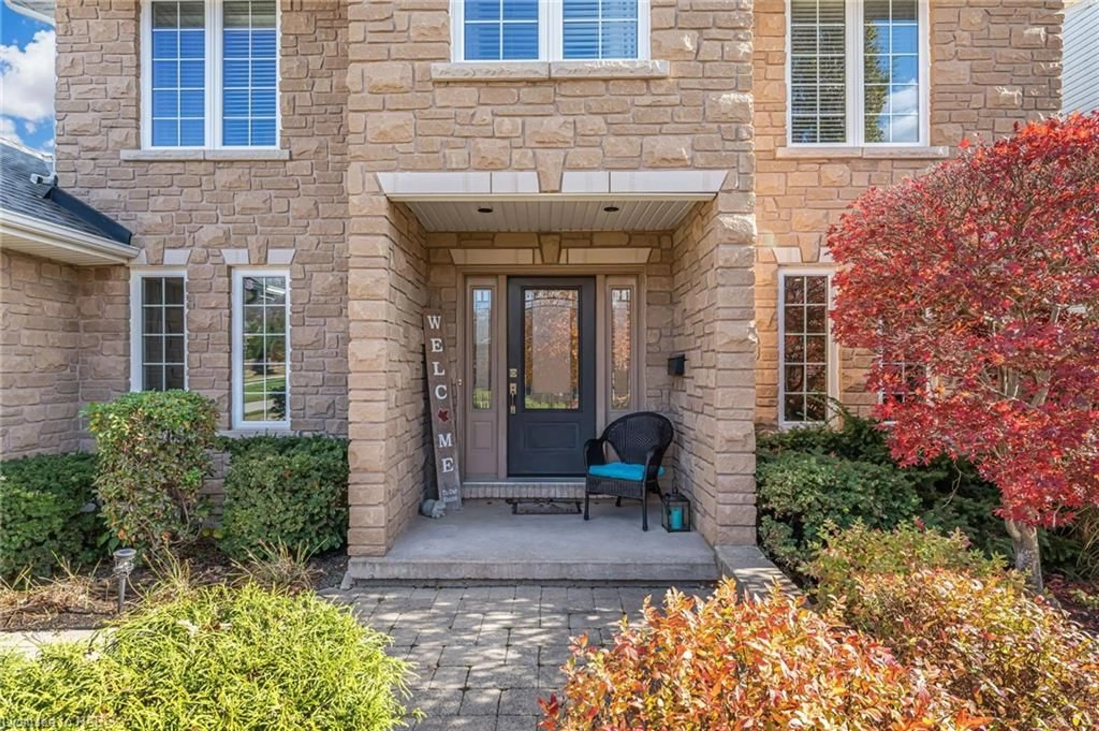 Indoor entryway, carpet floors for 91 Kunda Park Blvd, Fonthill Ontario L0S 1E7